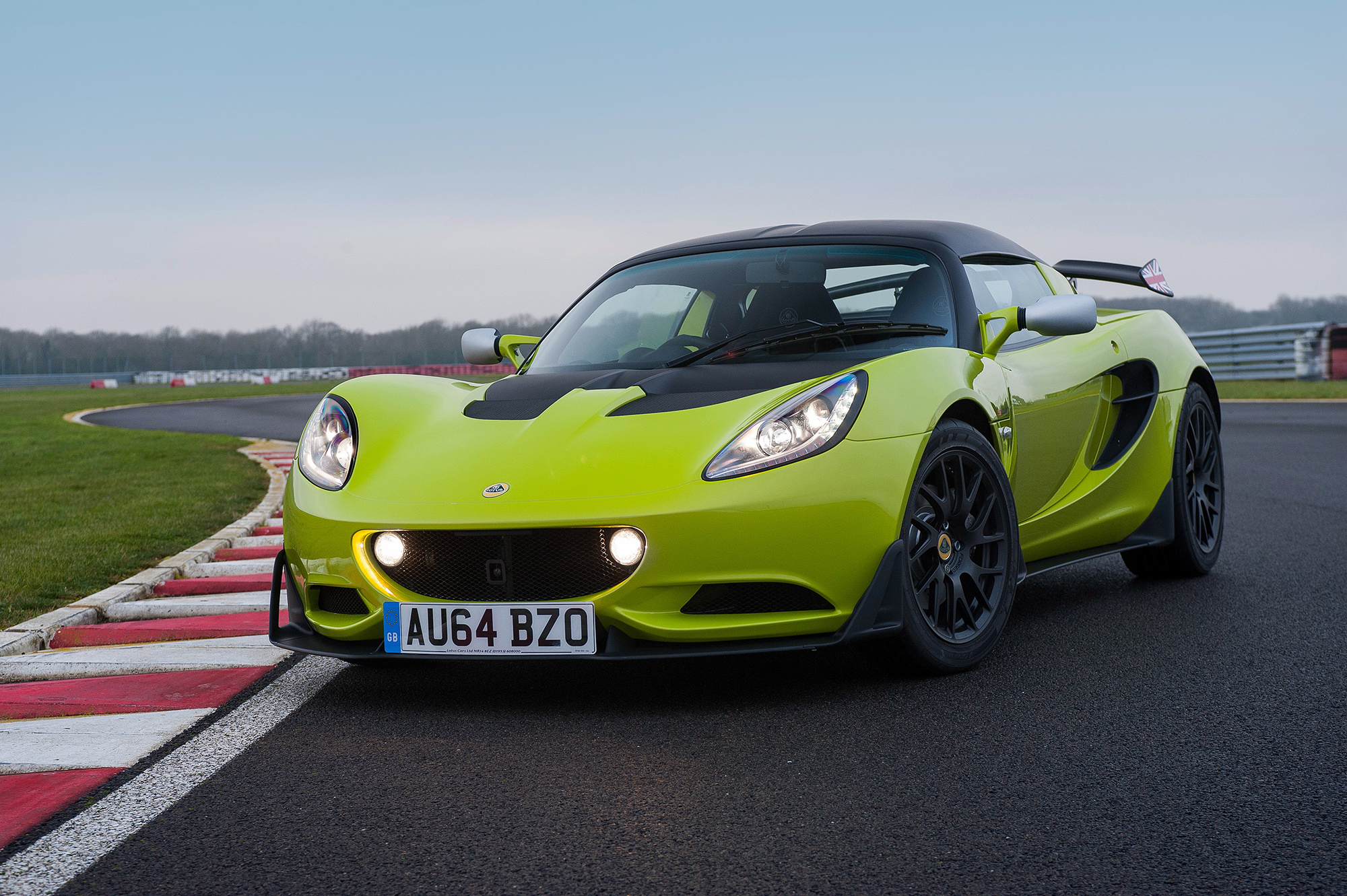 Дорожная модель Lotus Elise S Cup сравнялась по весу с трековой — ДРАЙВ