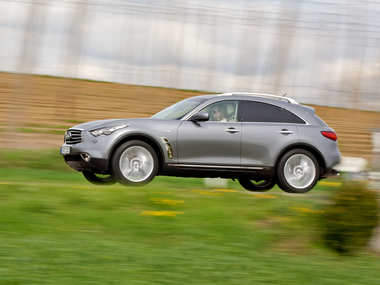 Принюхиваемся к запаху выхлопа Infiniti FX 2012 модельного года — ДРАЙВ