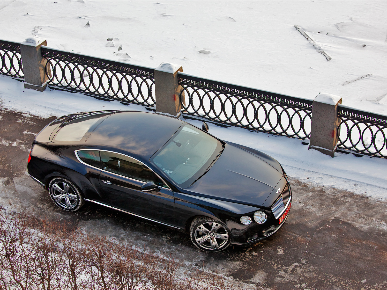 Морозим купе Bentley Continental GT с двигателями W12 и V8 — ДРАЙВ