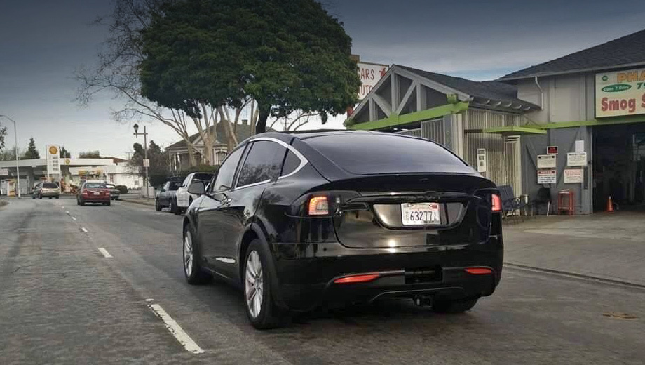 Tesla model x. Выход этого электромобиля неоднократно переносился, но терпению фанатов Теслы нет предела. Фирма сообщила, что собрано порядка 20 000 предварительных заказов, а ведь чтобы забронировать Model X, нужно внести на депозит $5000 и ждать доставки «в начале 2016 года».