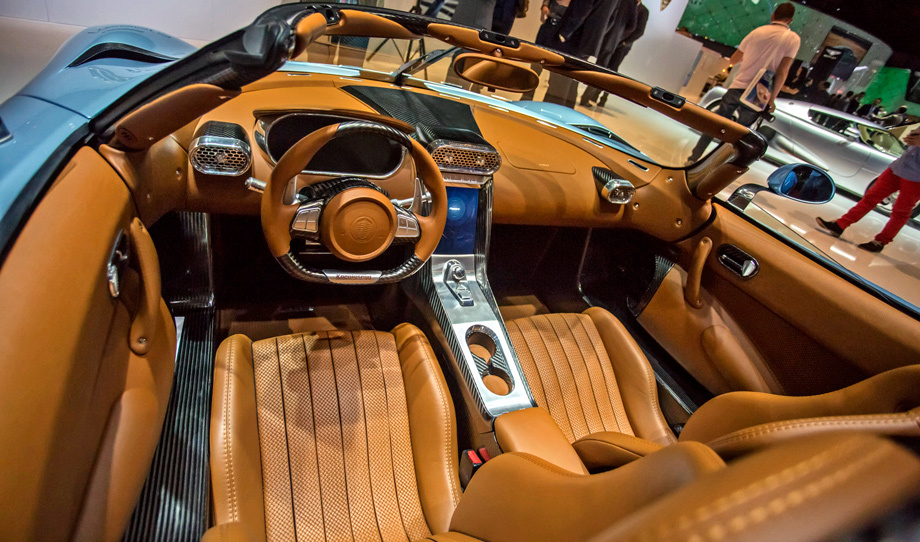             Автомобиль хоть и похож на <a href="http://www.drive.ru/supercars/news/2011/02/28/3943214/raketa.html" target="_blank" rel="noopener" class="c-link">Агеру R</a> и <a href="http://www.drive.ru/news/5310b2cd94a65671978b459a.html" target="_blank" rel="noopener" class="c-link">One:1</a>, в значительной степени оригинальный. Вот и новый салон — тому подтверждение.

