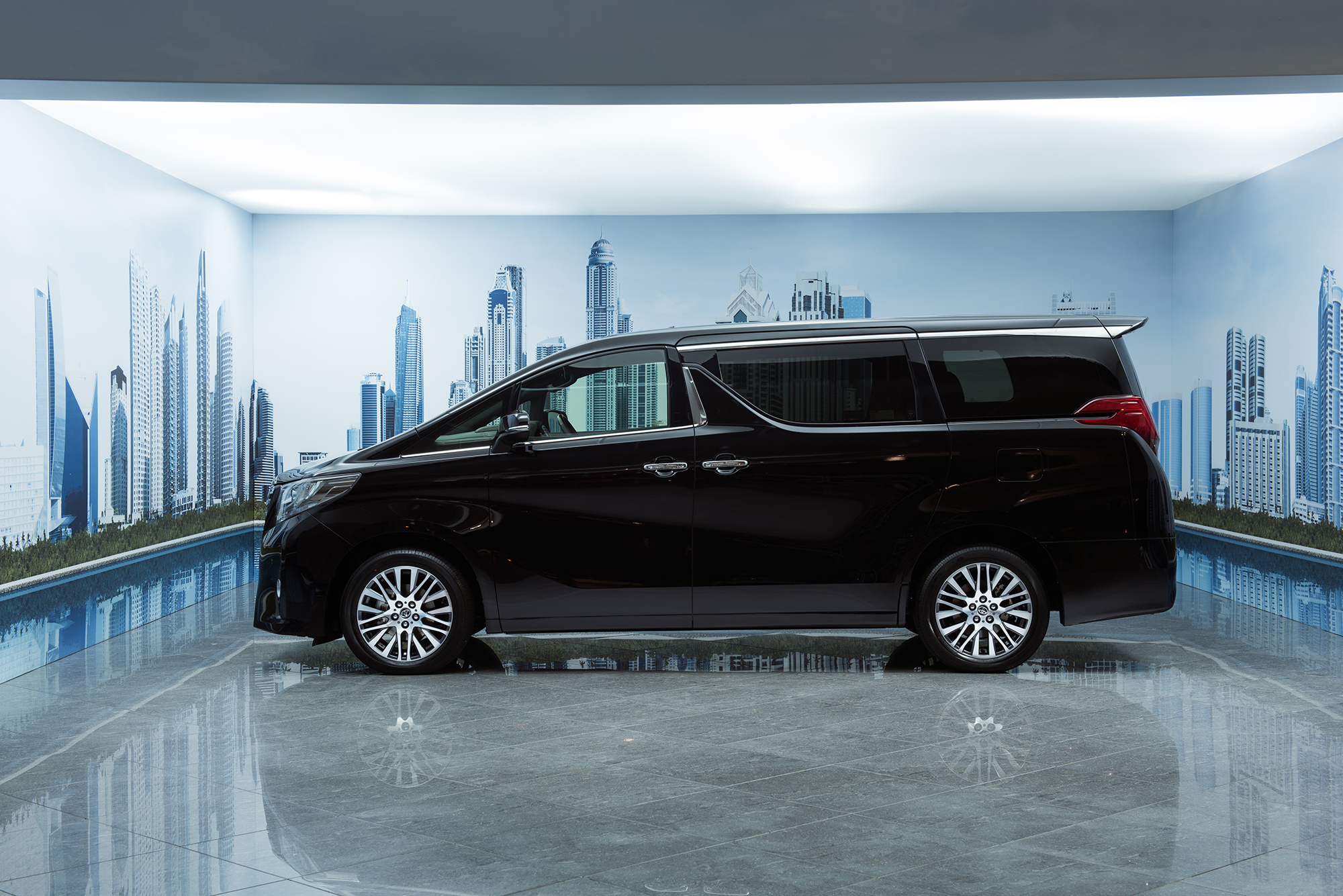 В Москве подразнили пассажиров новым минивэном Toyota Alphard — ДРАЙВ