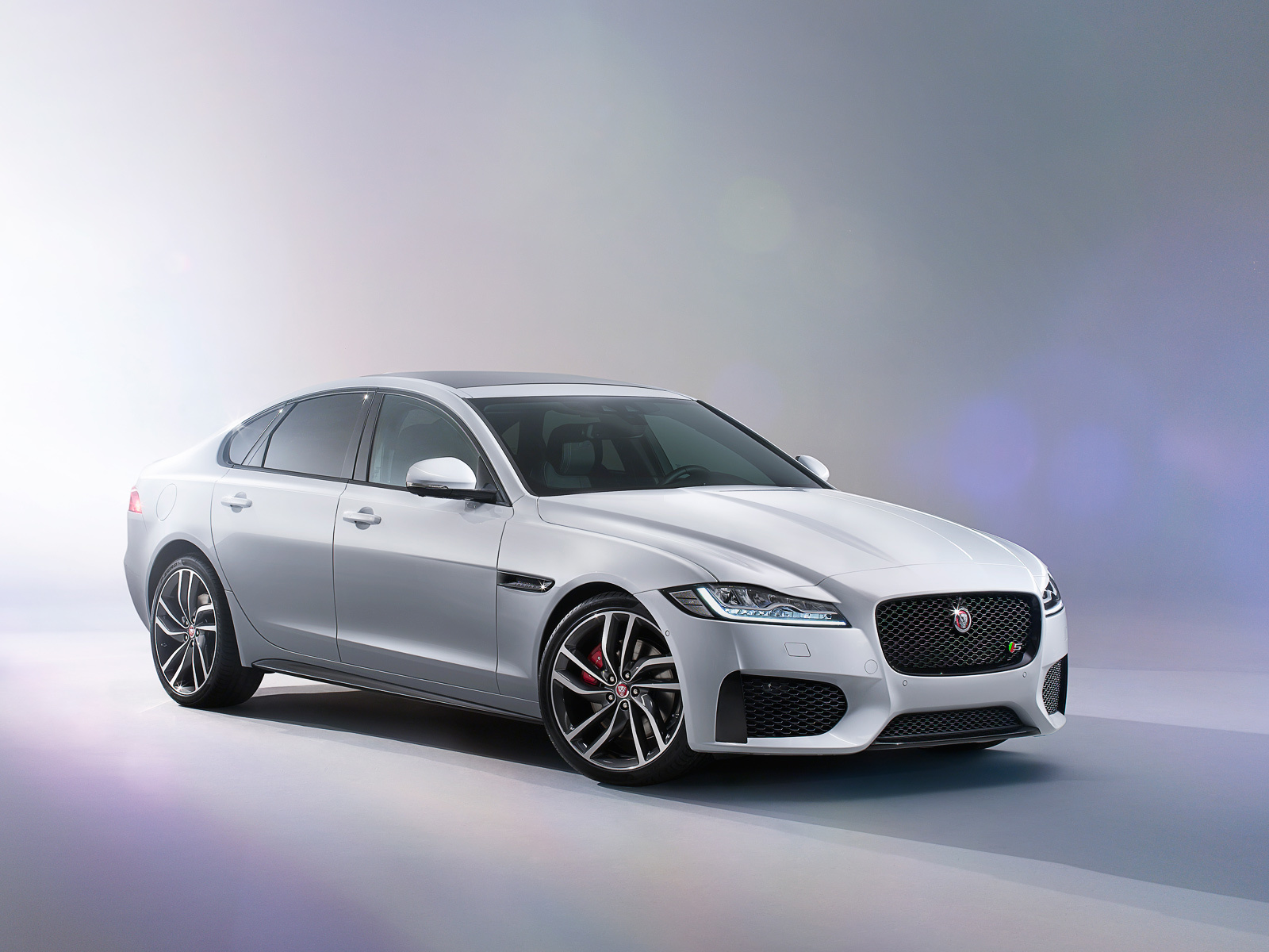 Не верим глазам, рассматривая новый седан Jaguar XF — ДРАЙВ