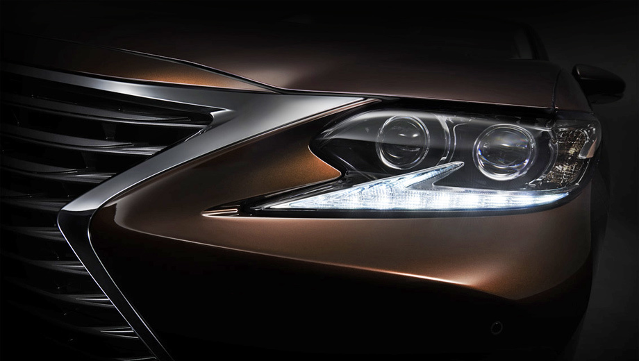 Lexus es. Новые фары — самое заметное изменение во внешности. Но будет скорректирована решётка радиатора, появятся новые противотуманки.