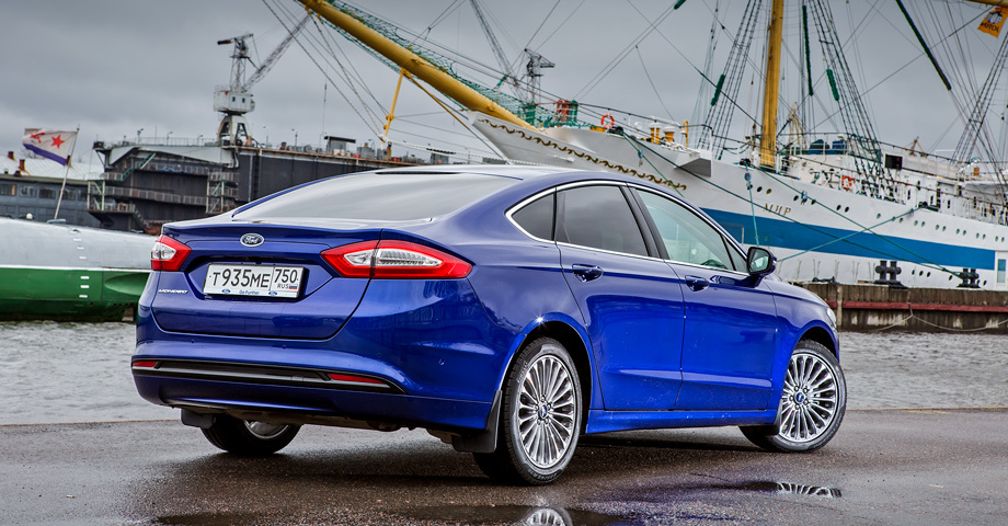             Версию с мотором 2.5 выдаёт бампер без прорезей под выхлопные патрубки. После российской адаптации паспортный клиренс увеличился на 12 мм, до 140.
