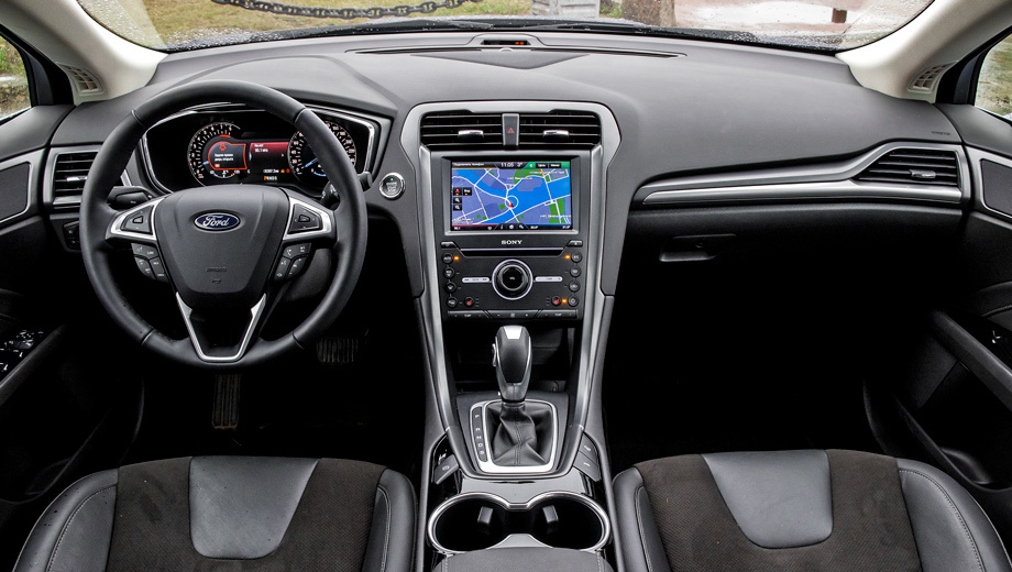             Большой сенсорный дисплей на центральной консоли — опция за 59 тысяч. В списке стандартного оснащения он появляется у версии Titanium (плюс 250 тысяч к базовой цене) вместе с цифровой приборной панелью. Навигация с отображением пробок — это ещё 39 тысяч рублей.
