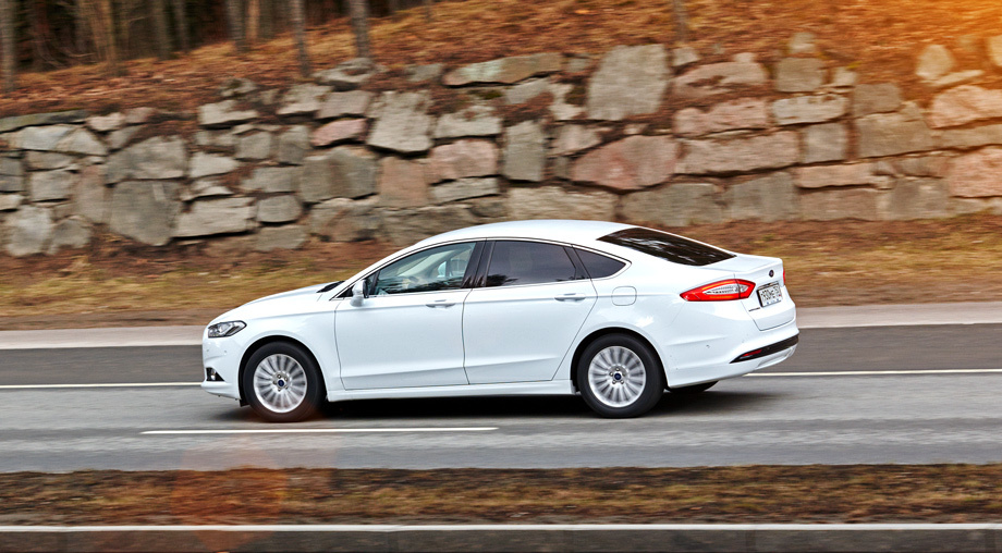             За системы автоматического торможения (оптический датчик-лидар работает до 40 км/ч, уверенно — в хороших погодных условиях) и контроля слепых зон нужно доплачивать. Автопилот для параллельной и перпендикулярной парковки — тоже опция.
