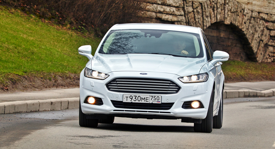             По паспорту Mondeo 2.5 потребляет в смешанном цикле 8,2 л/100 км. В реальности — чуть больше десяти литров на сотню с учётом пробок в городе и свободных шоссе за его пределами.
