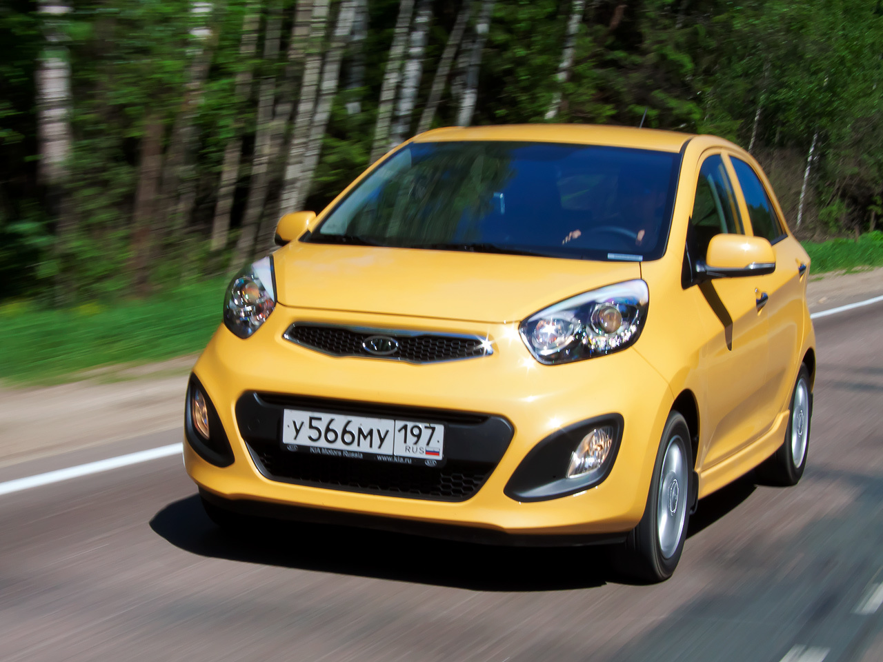 Kia Picanto желтая