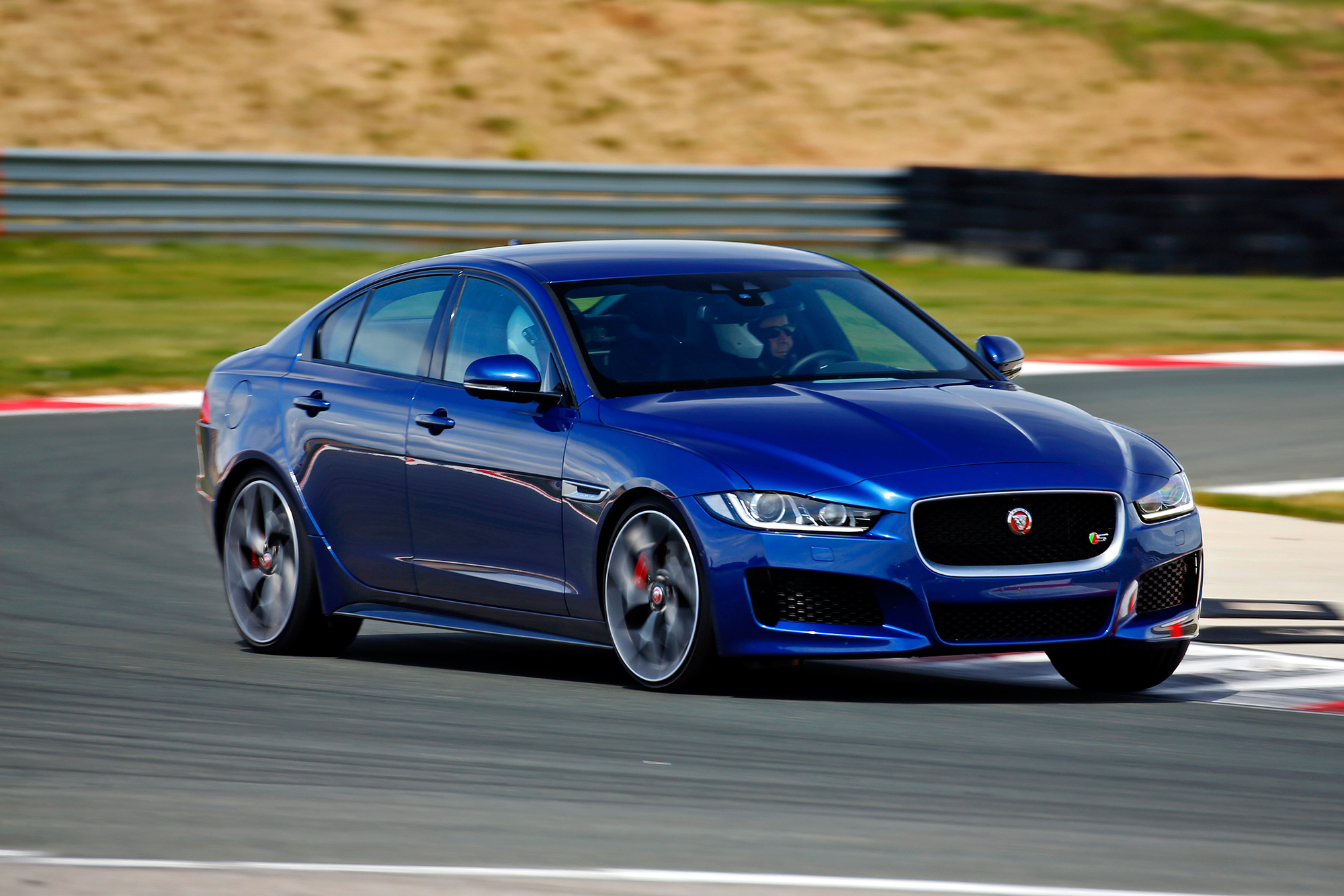 Прощаем седану Jaguar XE все недостатки за потрясающее шасси — ДРАЙВ