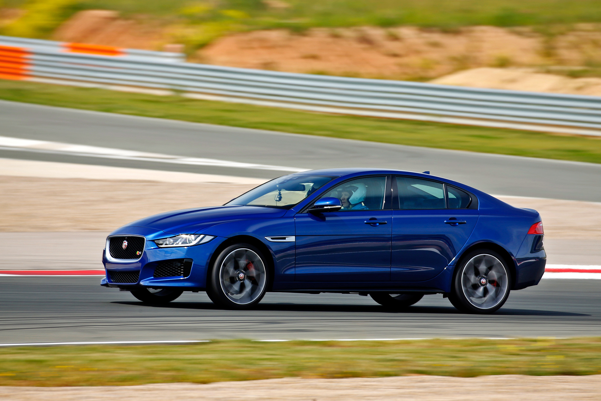 Прощаем седану Jaguar XE все недостатки за потрясающее шасси — ДРАЙВ