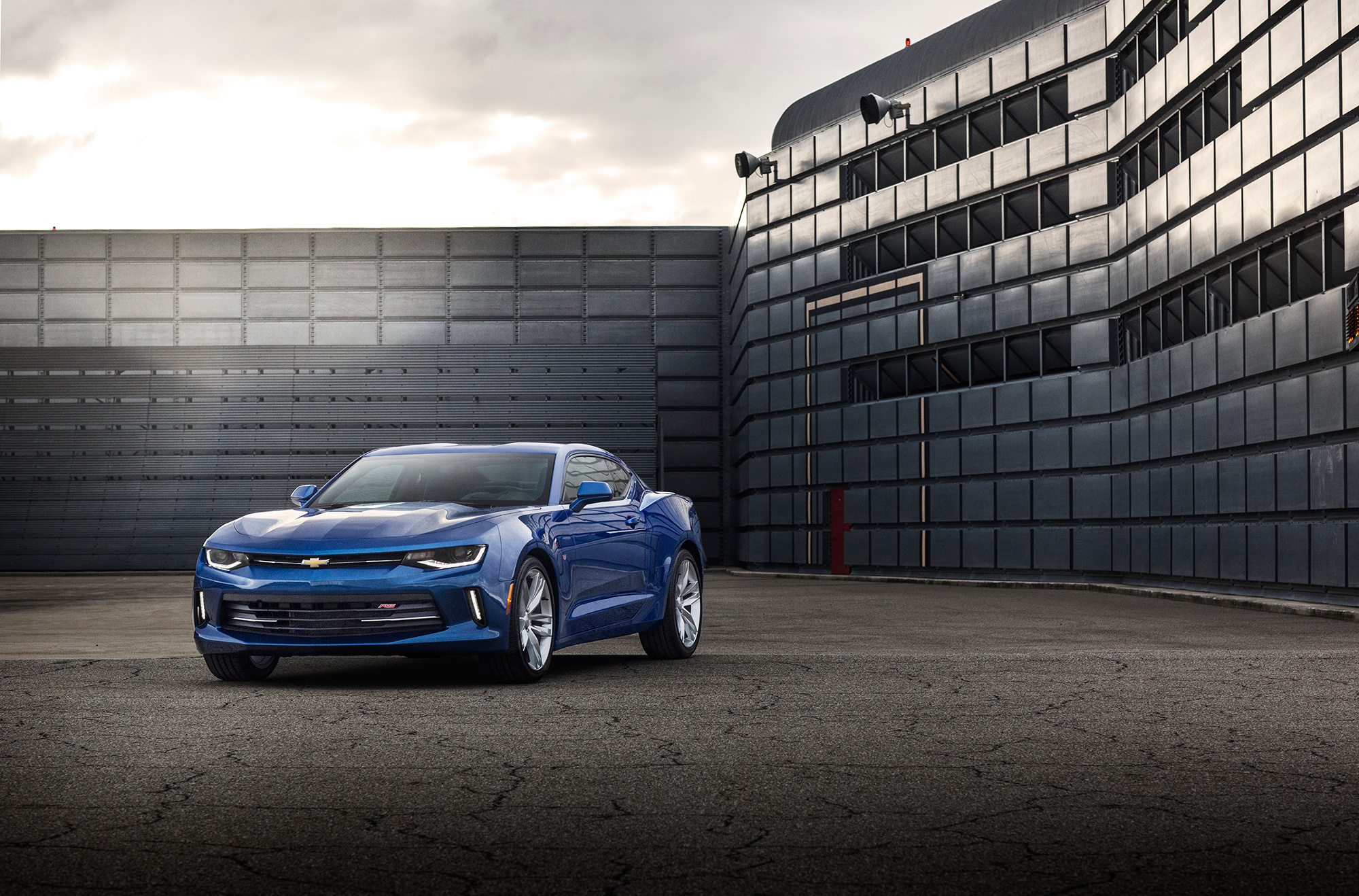 Шестое» купе Chevrolet Camaro стало мощнее и меньше — ДРАЙВ