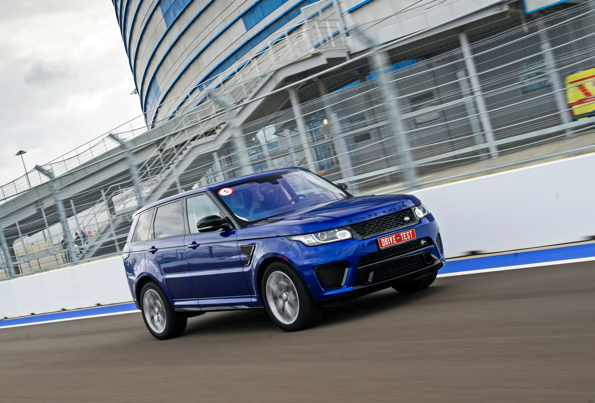 Глохнем от звука монстра Range Rover Sport SVR — ДРАЙВ