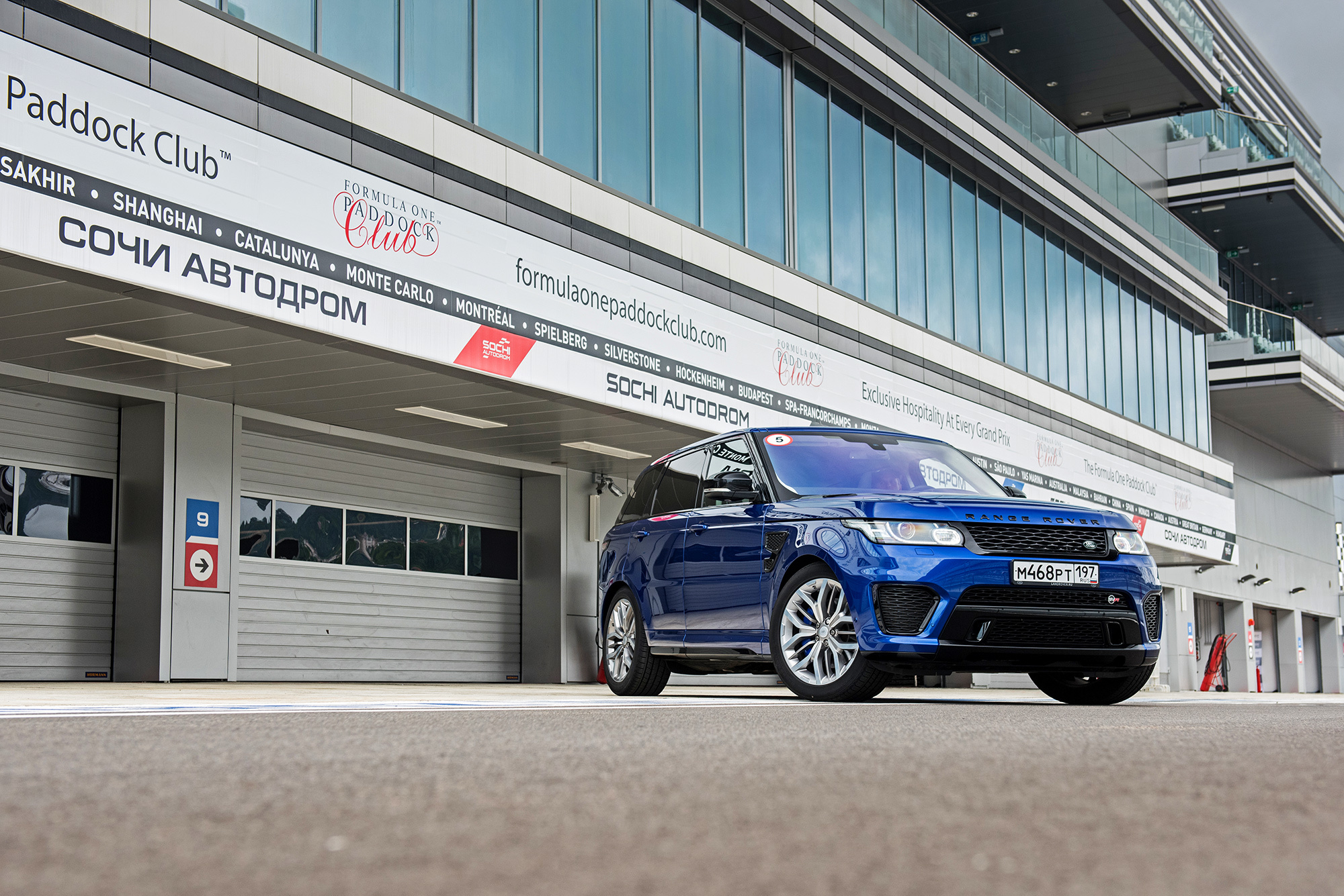 Глохнем от звука монстра Range Rover Sport SVR — ДРАЙВ