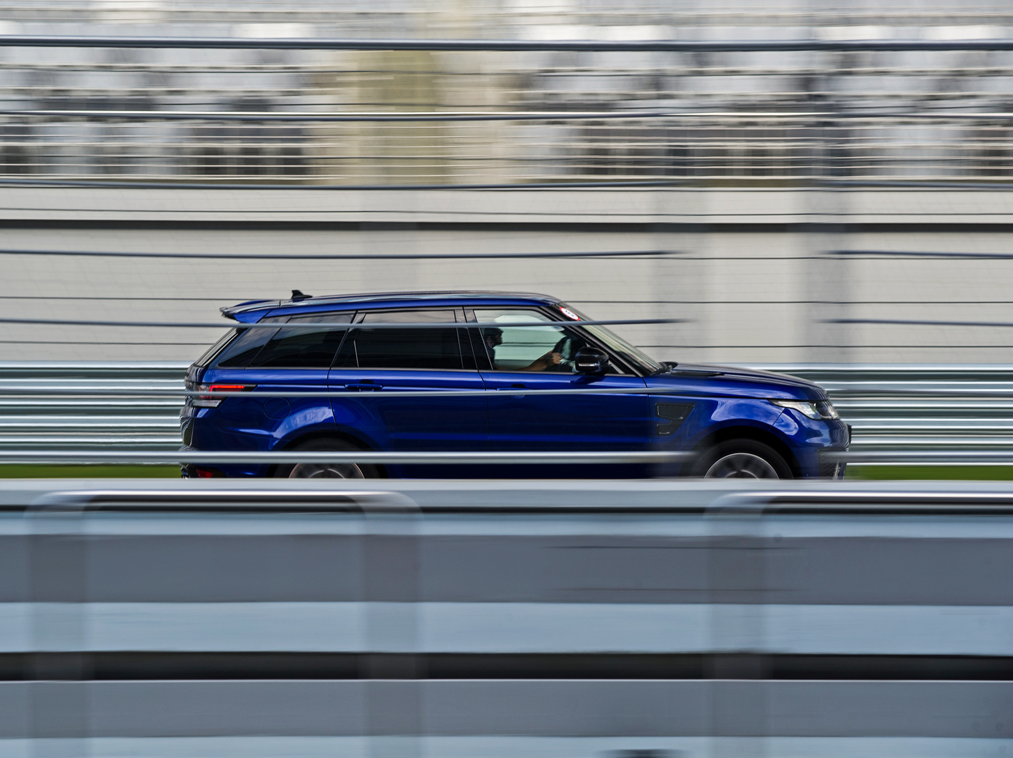 Глохнем от звука монстра Range Rover Sport SVR — ДРАЙВ