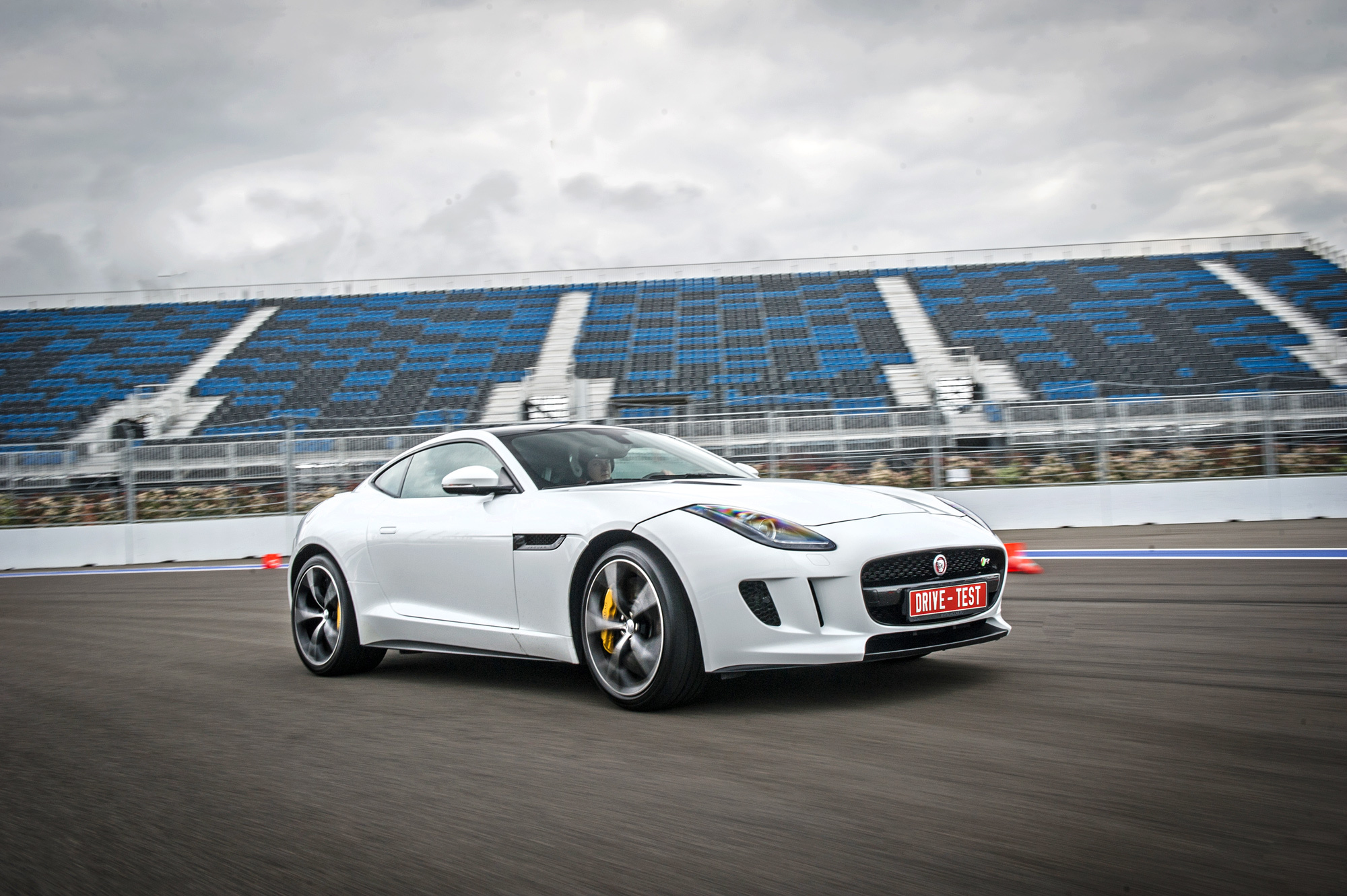 Чувствуем себя увереннее в спорткарах Jaguar F-type AWD — ДРАЙВ