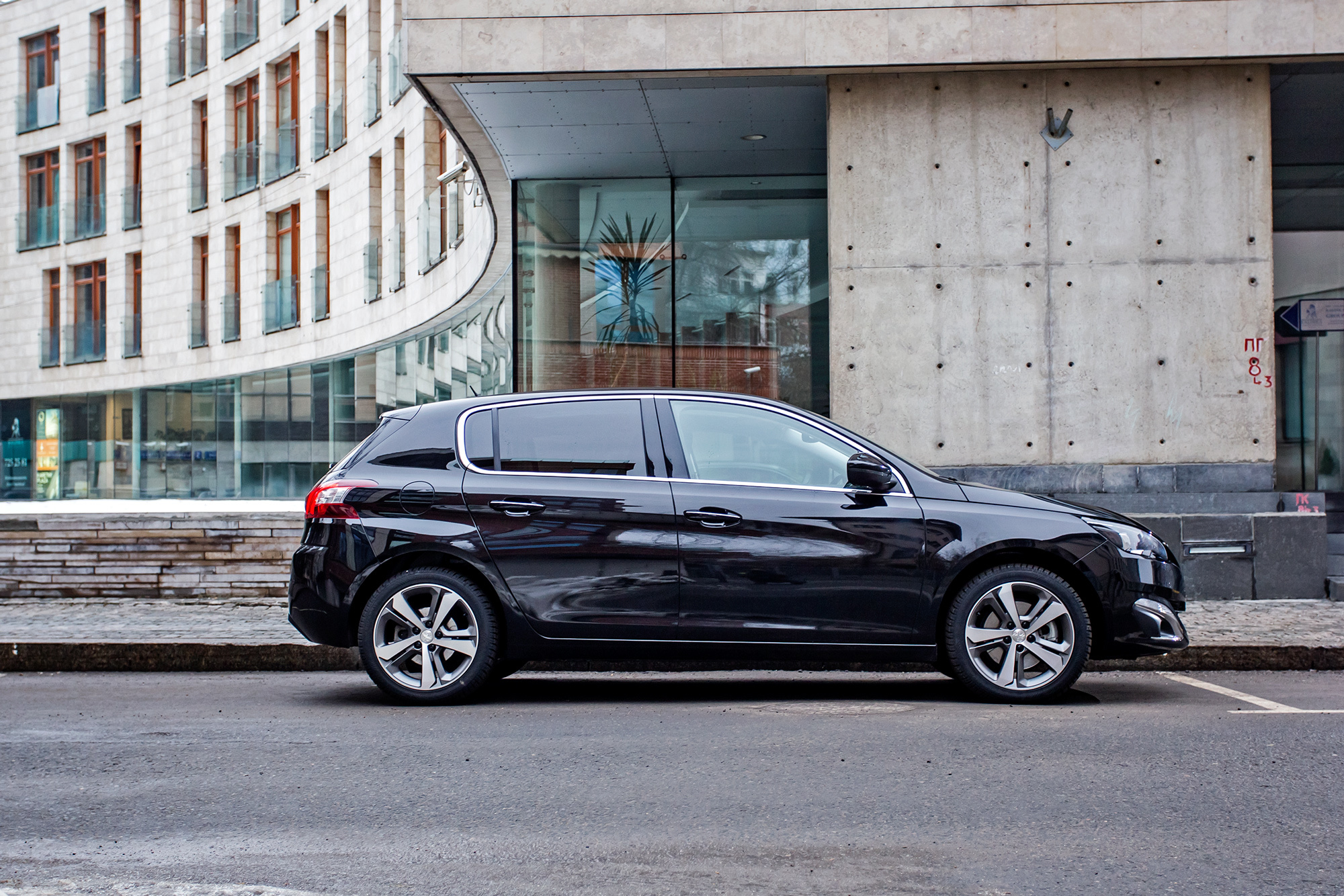 Коллективно оцениваем редкий хэтчбек Peugeot 308 — ДРАЙВ