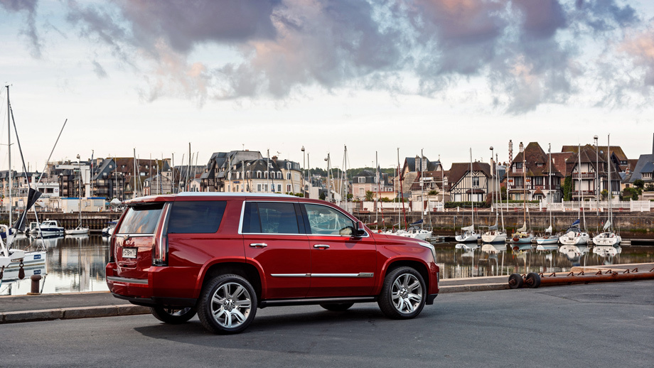 Крупноузловая <a href="http://www.drive.ru/news/cadillac/chevrolet/546dfb8e95a656c80300003c.html" target="_blank" rel="noopener" class="c-link">сборка</a> внедорожника в Санкт-Петербурге продлится как минимум до конца июня. О планах после <a href="http://www.drive.ru/business/chevrolet/opel/cadillac/5509888795a656f49300002c.html" target="_blank" rel="noopener" class="c-link">закрытия</a> завода GM не сообщается. Для поставки в сентябре–октябре российское представительство уже сейчас заказывает машины в США.