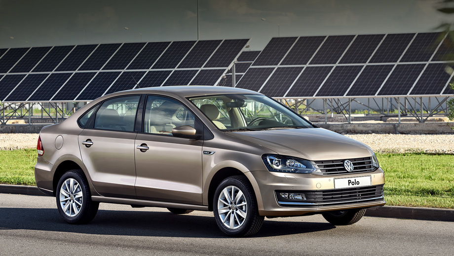 Volkswagen polo. Для модели стал доступен новый бежевый цвет Titanium с эффектом «металлик». Биксеноновые фары с диодными ходовыми огнями и омывателями — опция.
