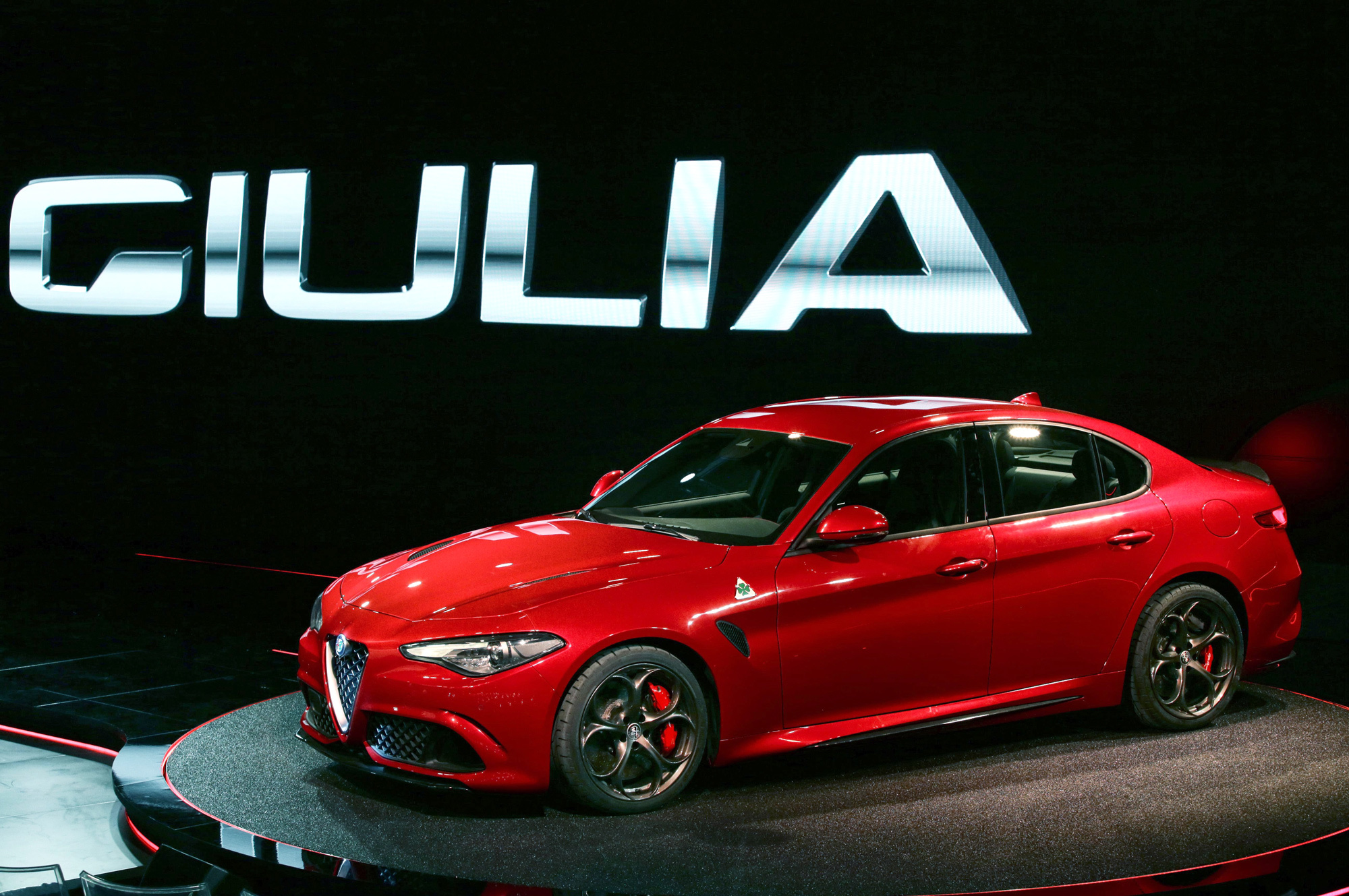 Седан Alfa Romeo Giulia удивил продвинутым шасси — ДРАЙВ