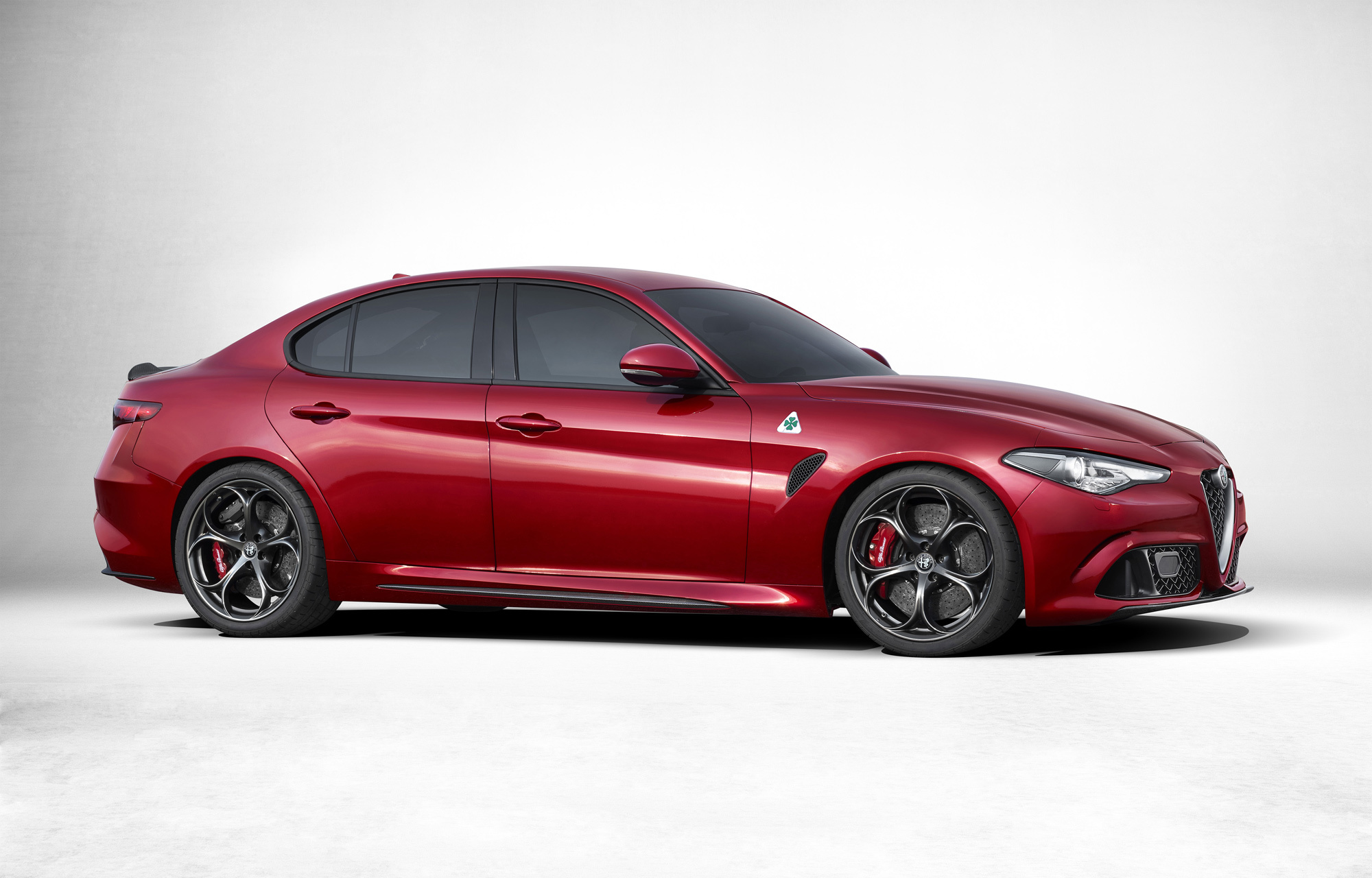 Седан Alfa Romeo Giulia удивил продвинутым шасси — ДРАЙВ