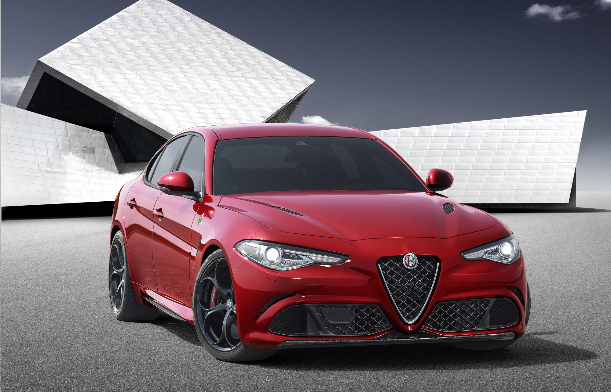 Седан Alfa Romeo Giulia удивил продвинутым шасси — ДРАЙВ