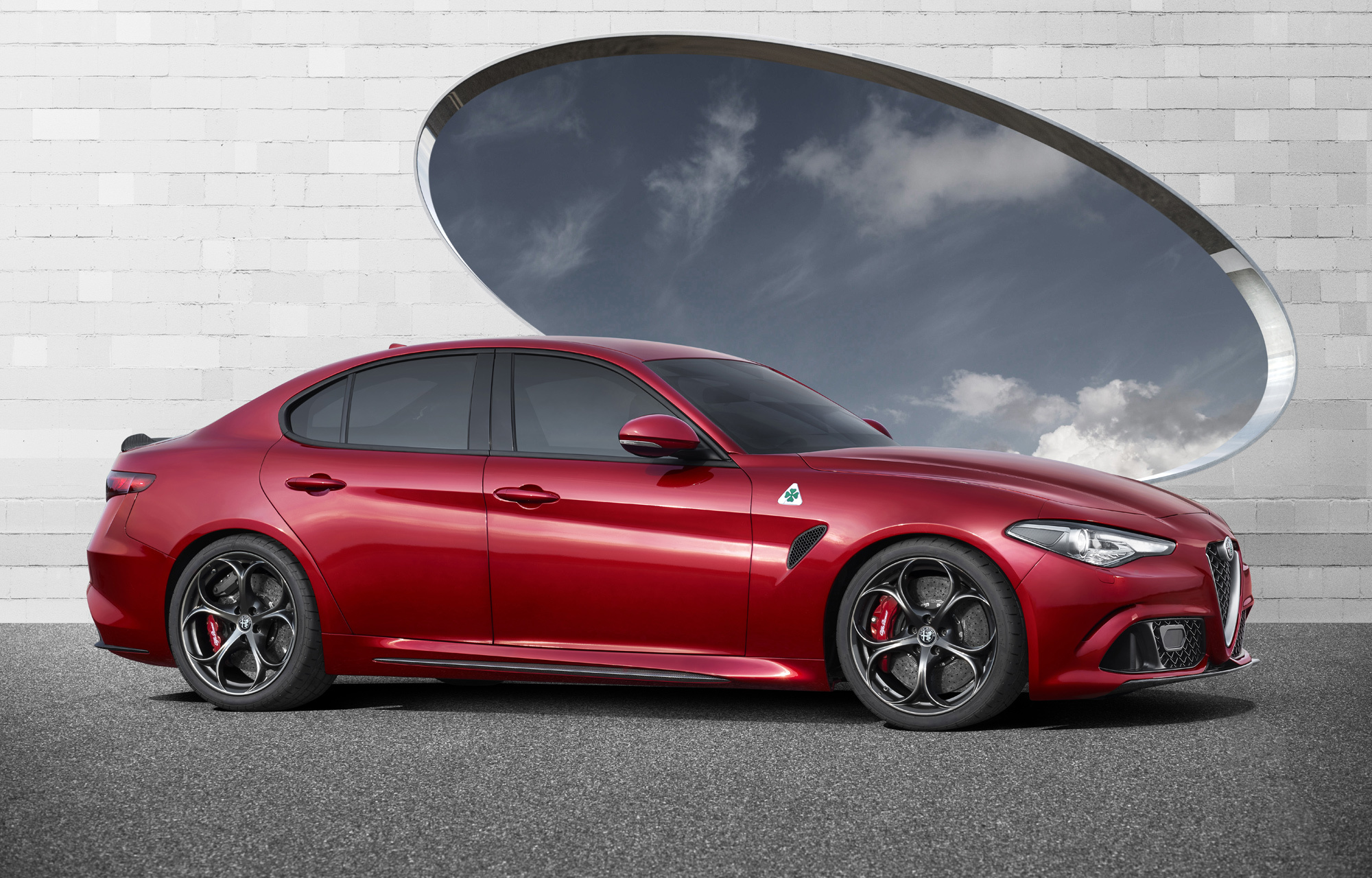 Седан Alfa Romeo Giulia удивил продвинутым шасси — ДРАЙВ