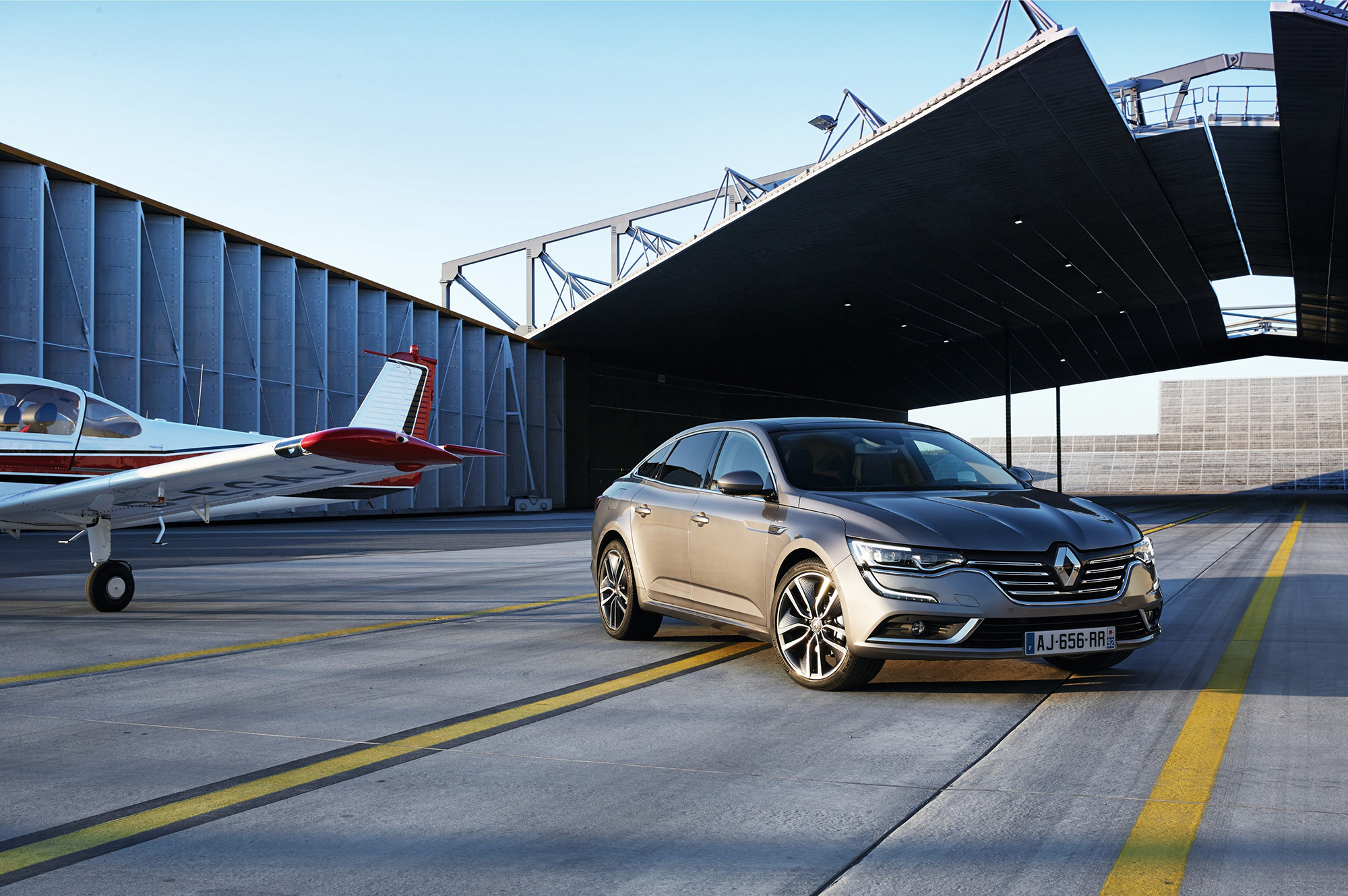 Седан Renault Talisman совместил умное шасси с просторным салоном — ДРАЙВ