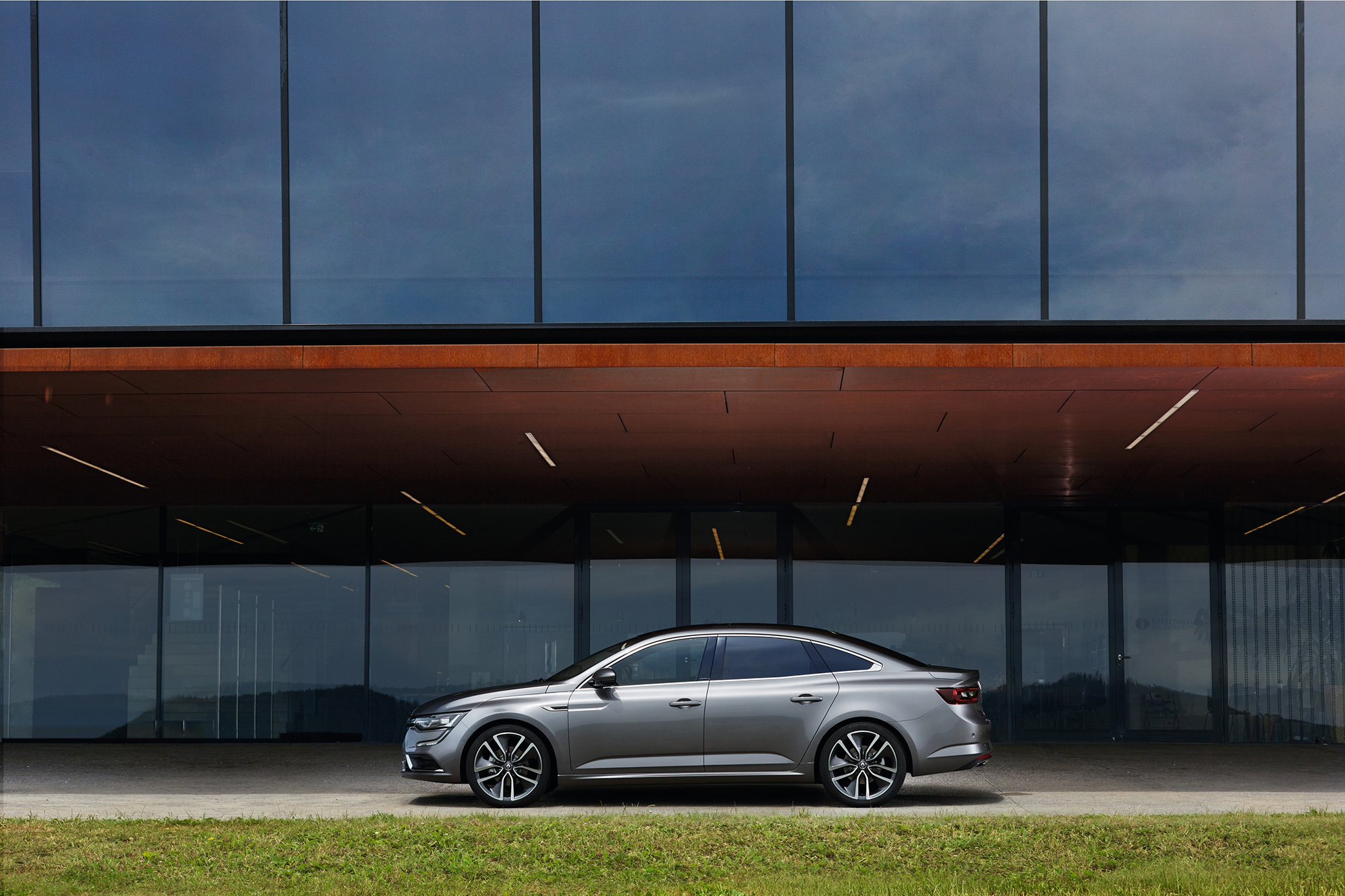 Седан Renault Talisman совместил умное шасси с просторным салоном — ДРАЙВ