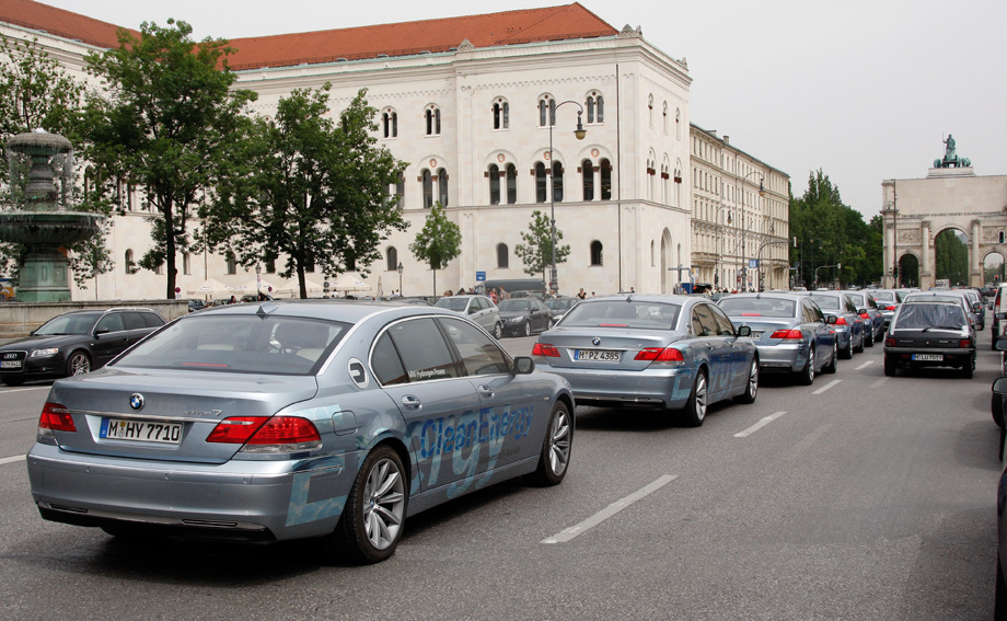             Пробовали инженеры применять и жидкий водород (<a href="http://www.drive.ru/bmw/news/2006/09/13/74421/vodorodnaya_bomba.html" target="_blank" rel="noopener" class="c-link">BMW Hydrogen 7</a>), который хранился в криогенном хорошо изолированном баке при сравнительно низком давлении, но при температуре −253 °C. Этот седан сжигал водород в 12-цилиндровом моторе.
