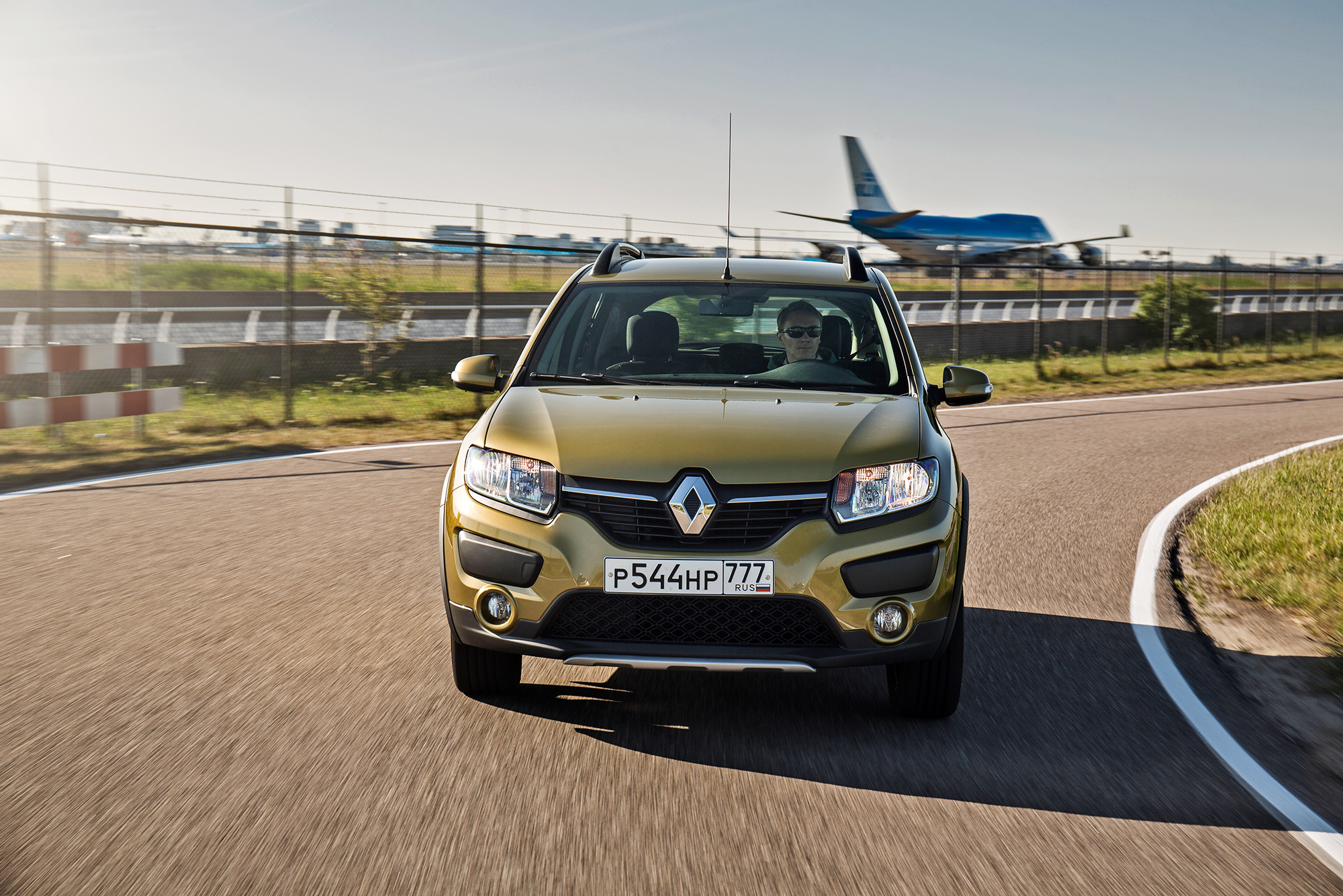 Жмём на две педали в хэтчбеке Renault Sandero Stepway — ДРАЙВ