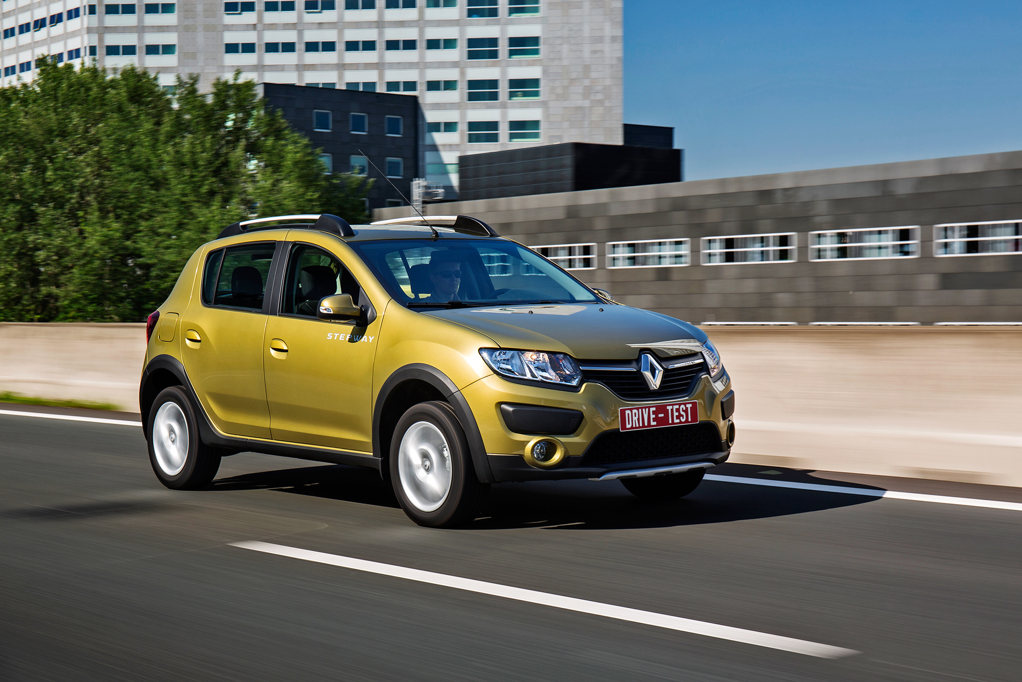 Жмём на две педали в хэтчбеке Renault Sandero Stepway — ДРАЙВ