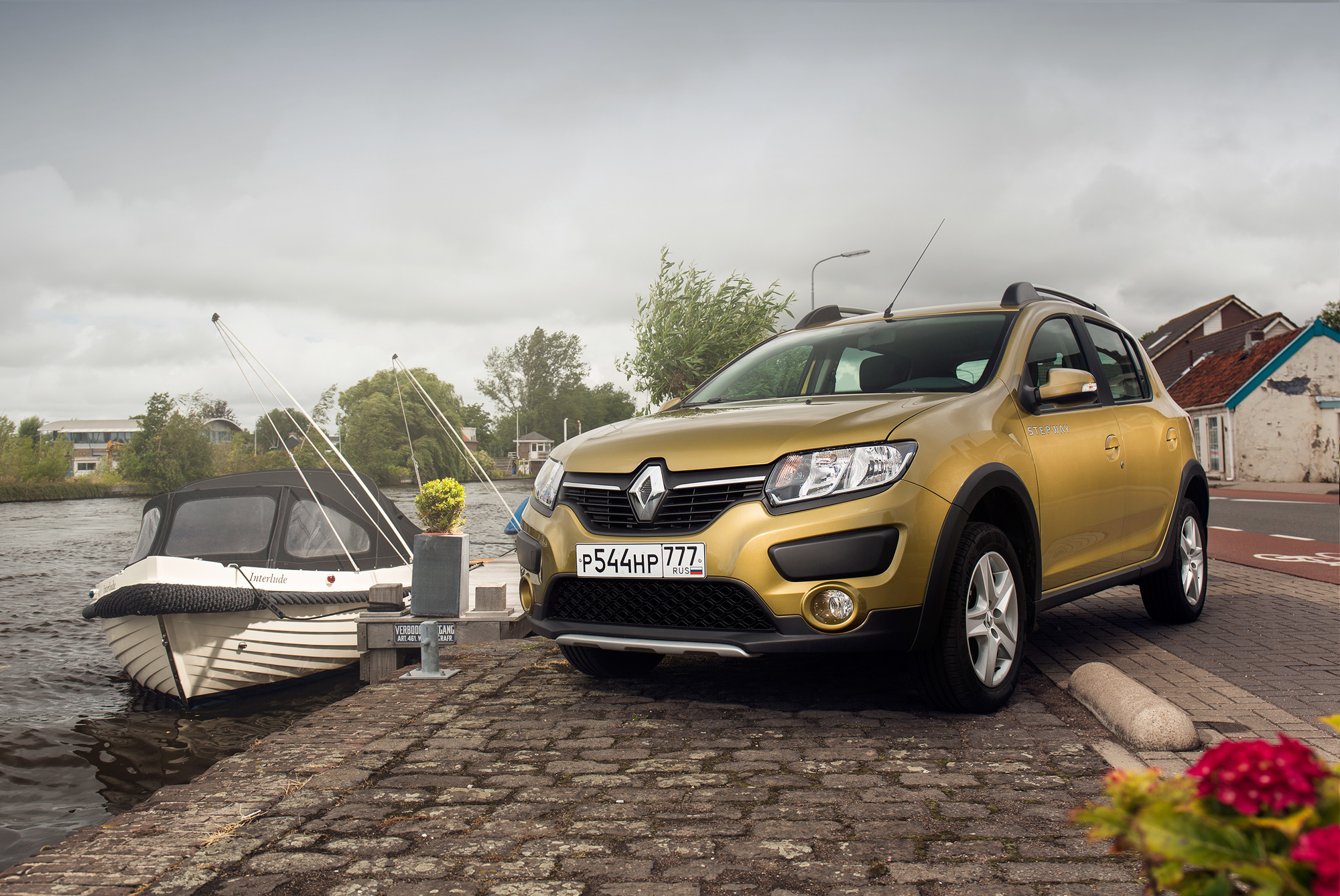 Жмём на две педали в хэтчбеке Renault Sandero Stepway — ДРАЙВ