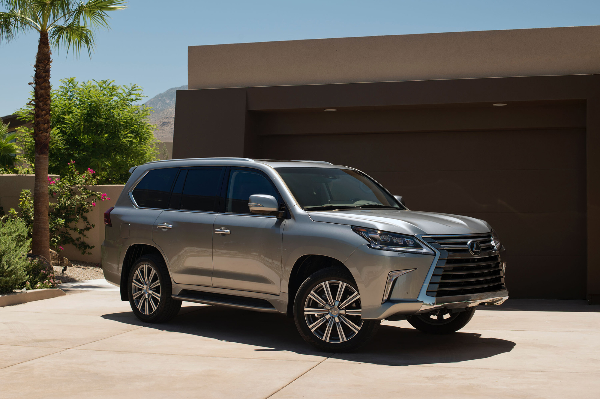 Обновлённые модели Lexus LX и GS заметно улучшили начинку — ДРАЙВ