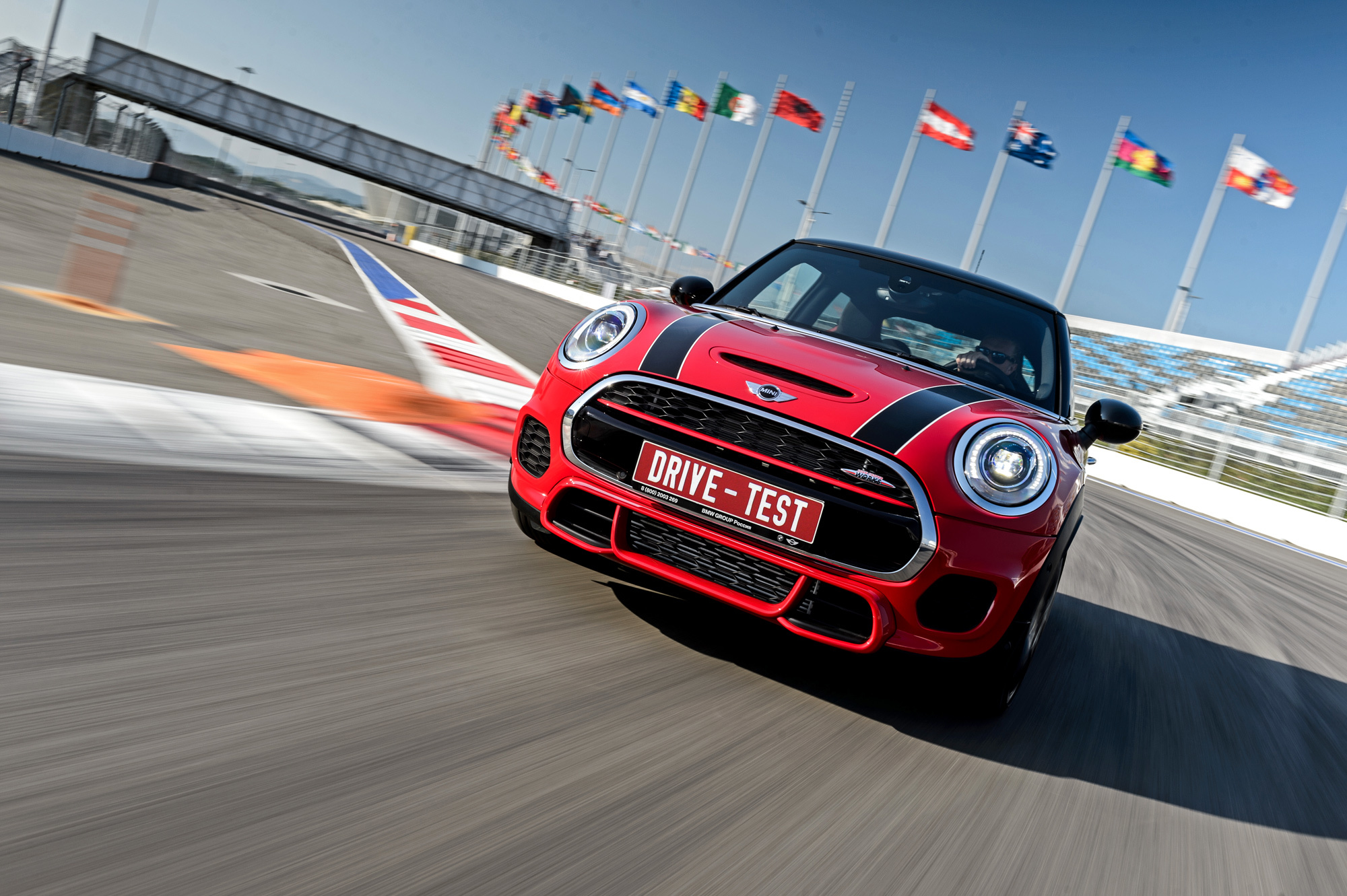 Держим обеими руками хот-хэтч Mini John Cooper Works — ДРАЙВ