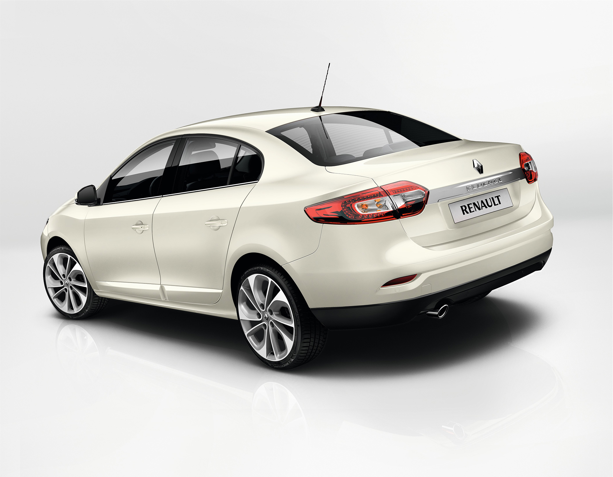 На нашем рынке появился улучшенный седан Renault Fluence — ДРАЙВ