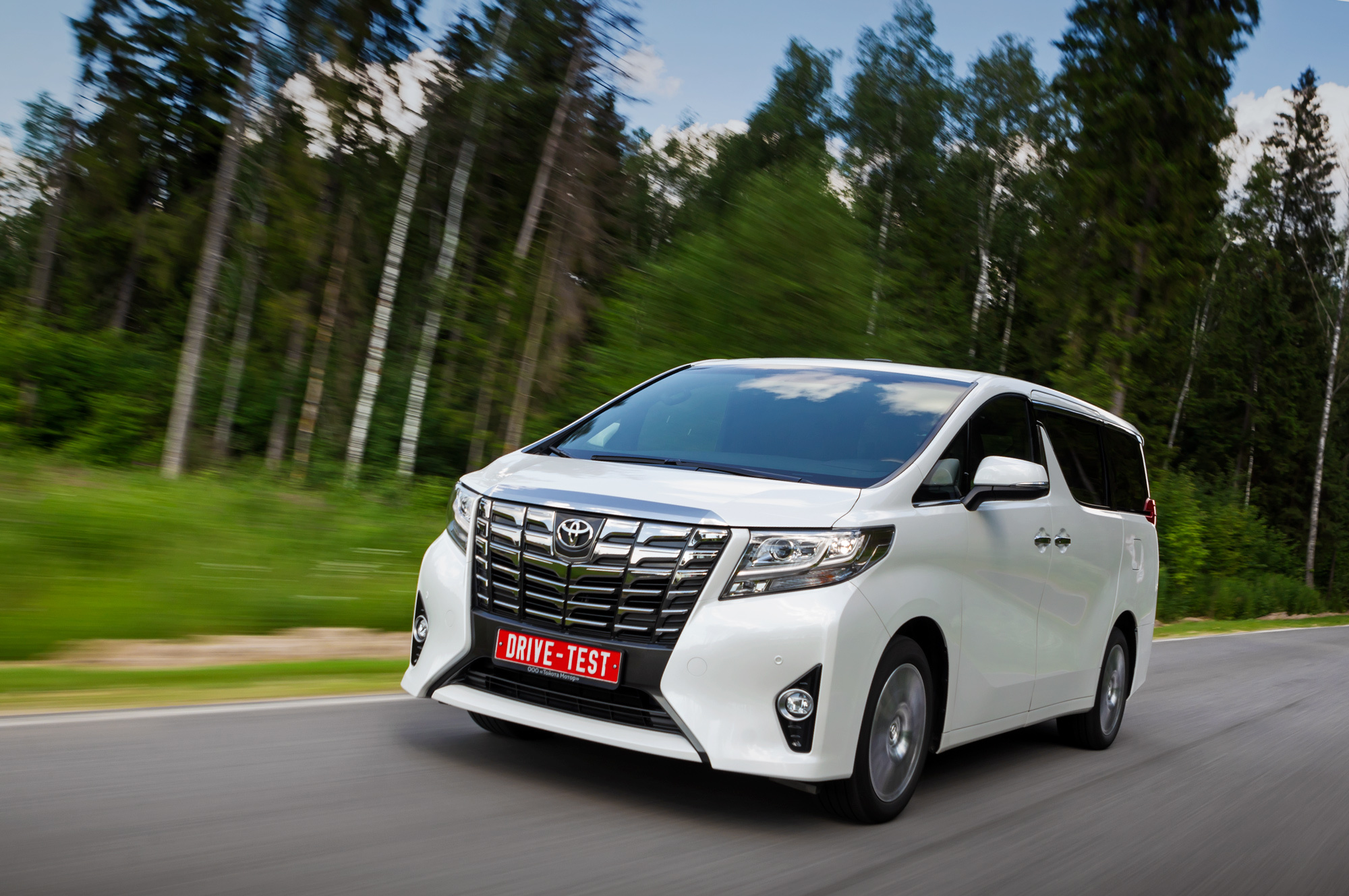 Симпатизируем небезгрешному минивэну Toyota Alphard — ДРАЙВ