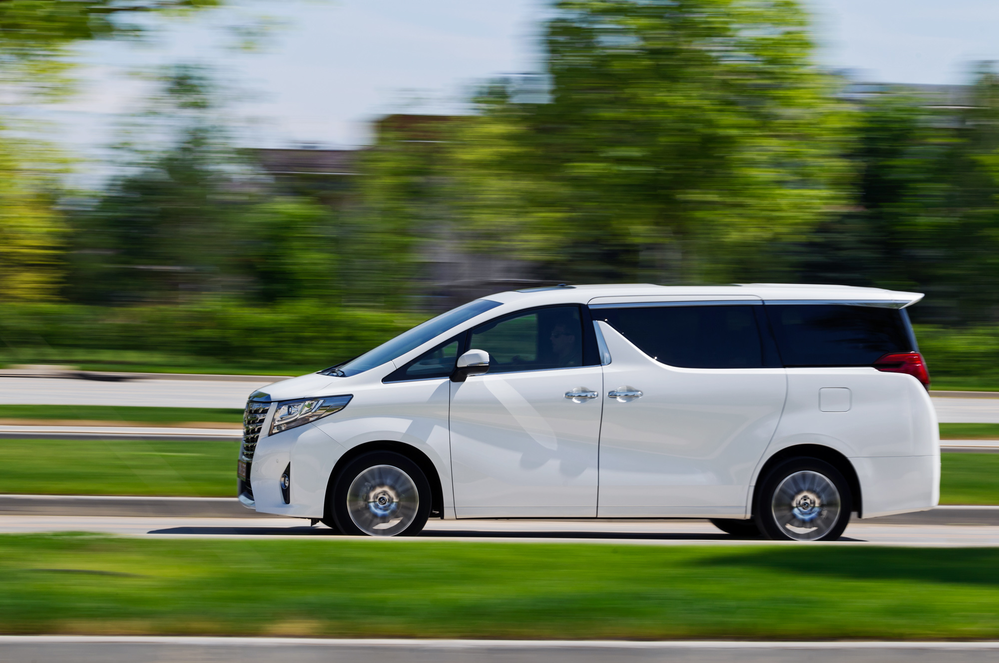 Симпатизируем небезгрешному минивэну Toyota Alphard — ДРАЙВ