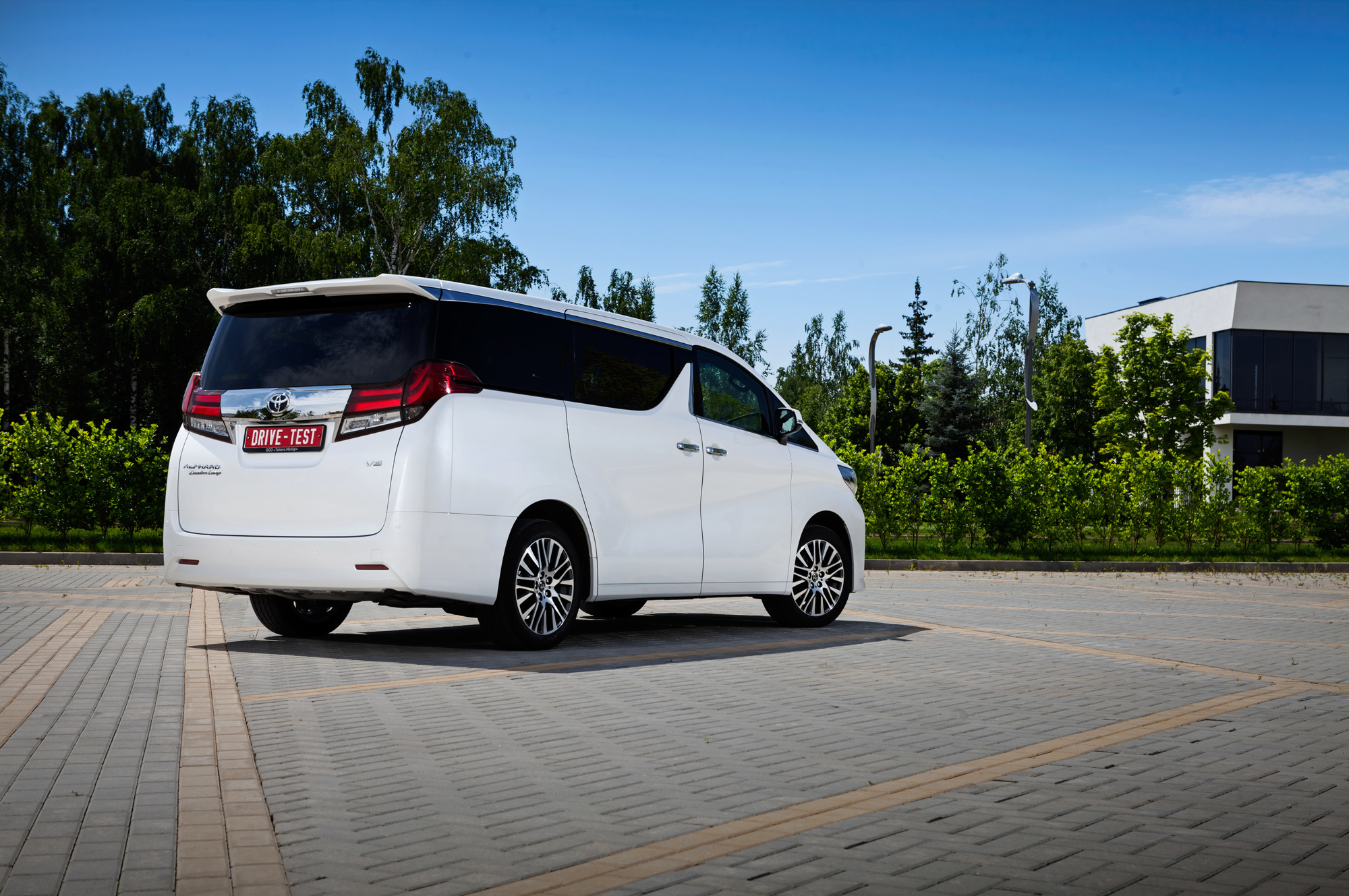 Симпатизируем небезгрешному минивэну Toyota Alphard — ДРАЙВ