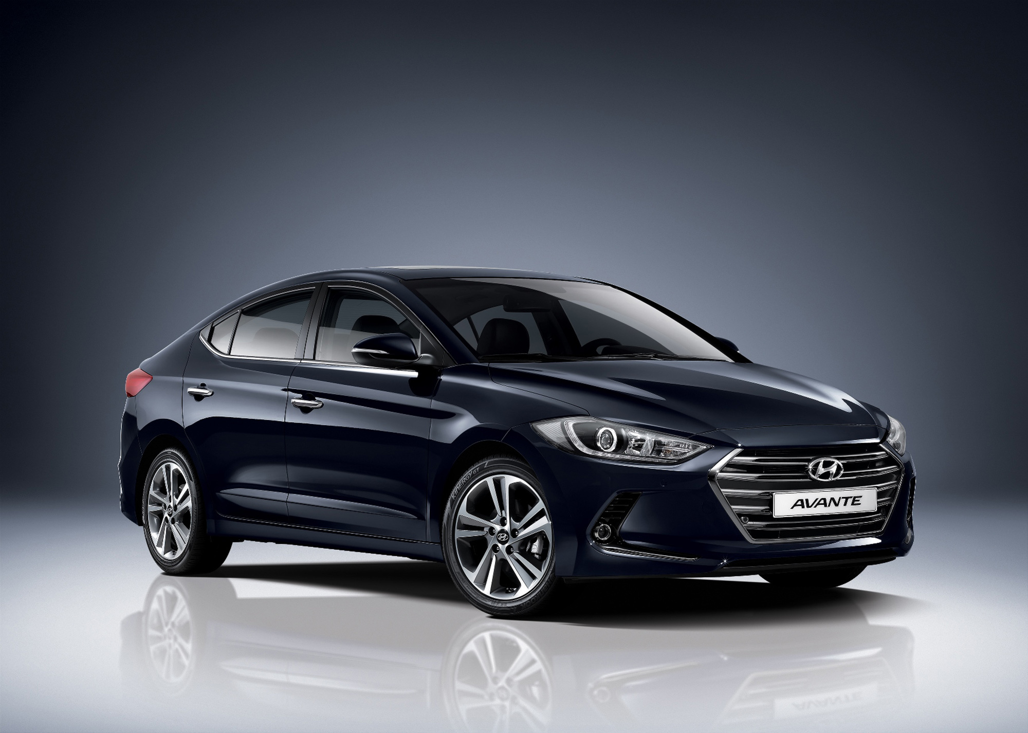 Седан Hyundai Elantra последовал примеру старших моделей — ДРАЙВ