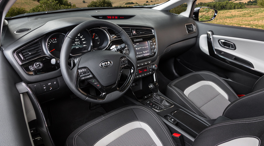             Новое в интерьере — хром на кнопках стеклоподъёмников и вокруг центральных дефлекторов. Появилась подсветка у разъёмов AUX и USB, а клавиша стартёра стала металлизированной.
