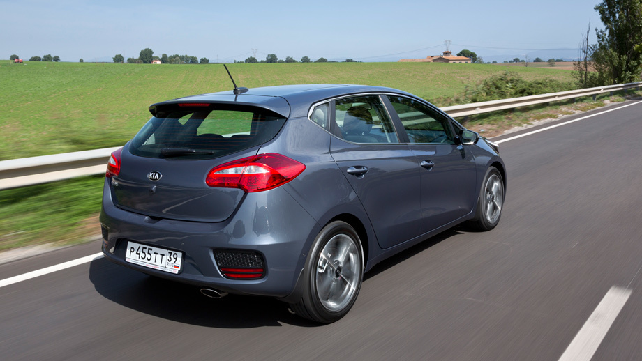             Коэффициент аэродинамического сопротивления за счёт оптимизации пластиковых кожухов днища и установки дефлекторов перед колёсными арками снизился с 0,3 до 0,29.
