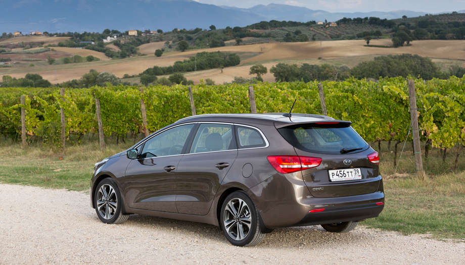             Настройки универсала не отличаются от хэтчбека. Но прямую «станционный вагон» держит даже чуть лучше, видимо, за счёт аэродинамики избавляя от части подруливающих движений.
