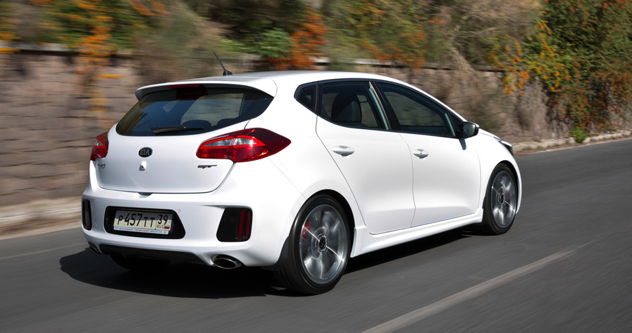             У всех Сидов система стабилизации научилась бороться с ранней стадией сноса, подтормаживая в повороте внутреннее колесо. Версия GT собраннее атмосферных хэтчей, а неотключаемый «ошейник» свободнее.
