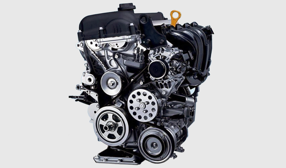             На обновлённой машине поменялся базовый двигатель объёмом 1,4 л. На смену мотору серии Gamma пришёл агрегат более свежего семейства <a href="https://www.drive.ru/news/hyundai/508a695ab72142097d00001e.html" target="_blank" rel="noopener" class="c-link">Kappa</a>. Здесь по-прежнему традиционный распределённый впрыск и два фазовращателя, но характеристики чуть другие: 1368 см³, 100 л.с. при 6000 об/мин и 137 Н•м при 4000 об/мин. Старый мотор при объёме 1396 см³ развивал 100 л.с. при 5500 об/мин и 137 Н•м при 4200 об/мин. С новым двигателем cee'd стал чуть экономичнее и разгоняется до сотни за 12,7 с (на одну десятую быстрее прежнего). Коробка передач, как и прежде, только шестиступенчатая «механика». Неудивительно, что с этим двигателем в России продаётся лишь 5% Сидов.
