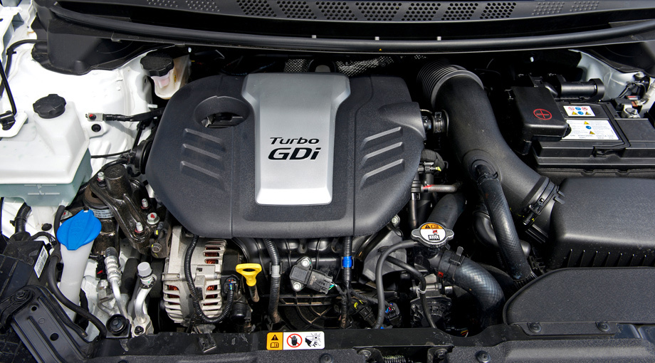             Мотору <a href="https://www.drive.ru/hyundai/shortnews/2011/04/11/4050506.html" target="_blank" rel="noopener" class="c-link">1.6 T-GDi</a> заменили турбокомпрессор, небольшой рост давления наддува не повлиял на мощность (204 л.с.), а максимальный крутящий момент 265 Н•м теперь доступен не с 1750 об/мин, а с 1500. Динамика улучшилась на 0,1 с — cee'd GT набирает 100 км/ч с места за 7,6 с.
