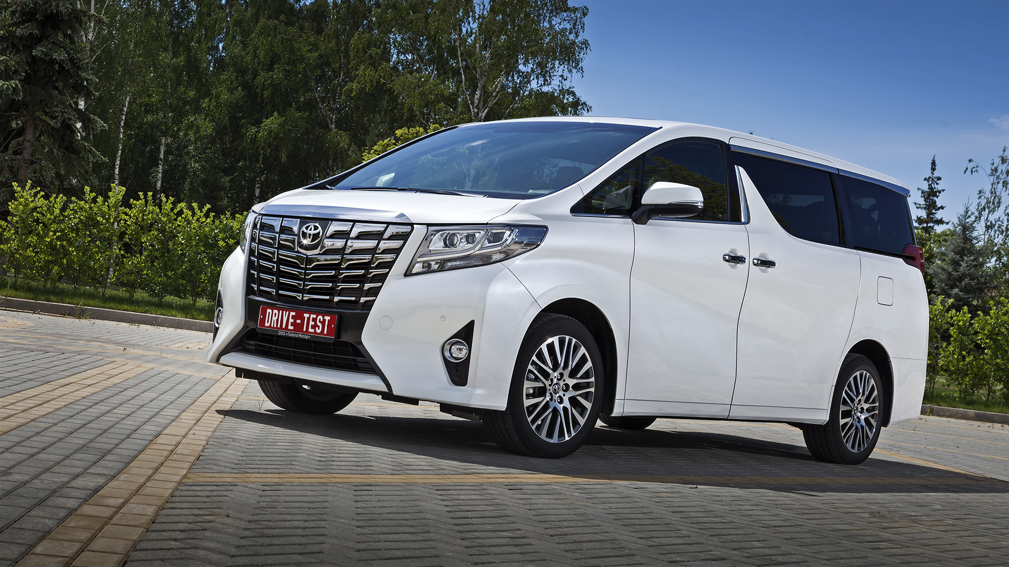 Симпатизируем небезгрешному минивэну Toyota Alphard — ДРАЙВ