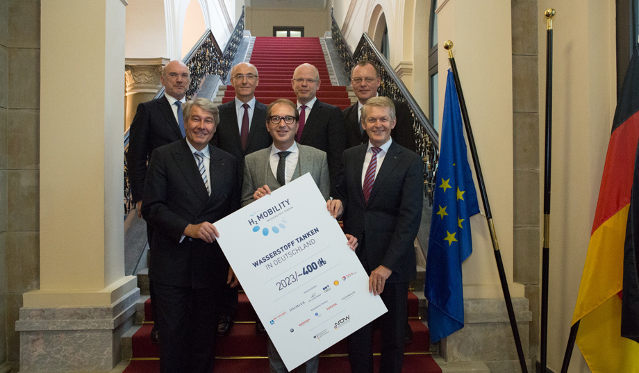             Первый ряд (cлева направо): генеральный директор Linde Group Вольфганг Бючеле, министр транспорта Германии Александр Добриндт, член совета директоров Daimler AG Томас Вебер. Второй ряд: Питер Блаувхофф, председатель правления Deutsche Shell Holding GmbH, Бенуа Потье, генеральный директор Air Liquide, Ханс-Кристиан Гюцков, генеральный директор Total Deutschland.
