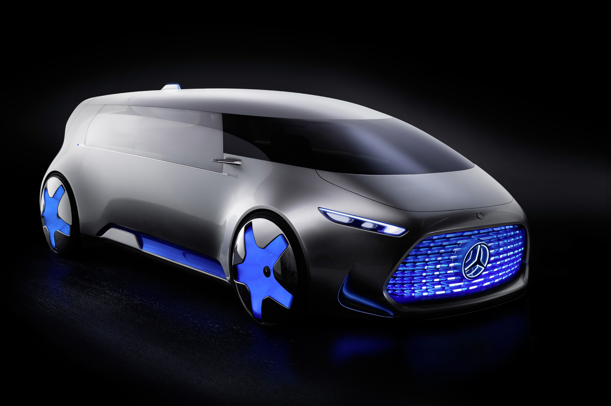 Беспилотник Mercedes-Benz Vision Tokyo пообещал голограмму — ДРАЙВ