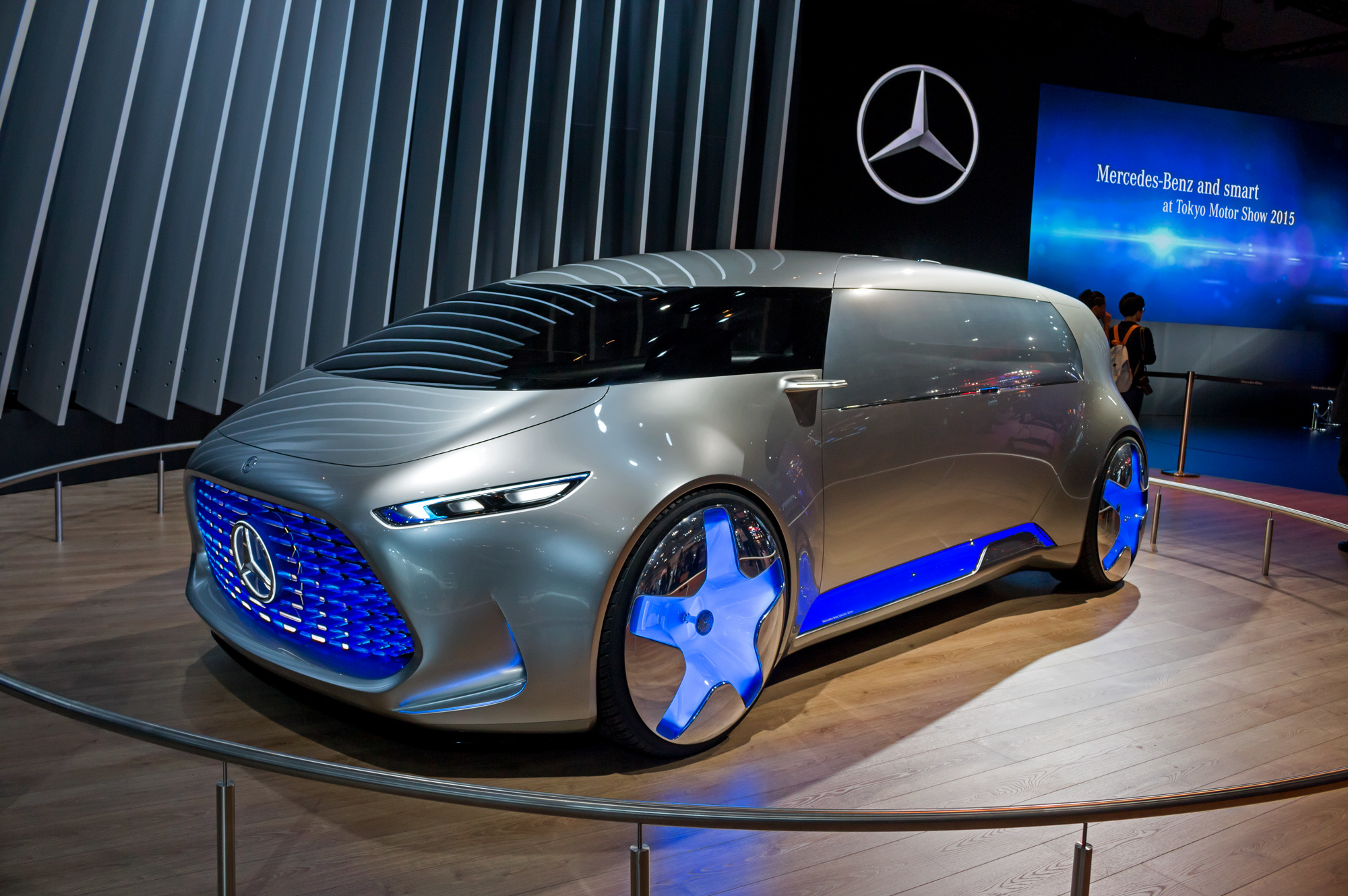 Беспилотник Mercedes-Benz Vision Tokyo пообещал голограмму — ДРАЙВ